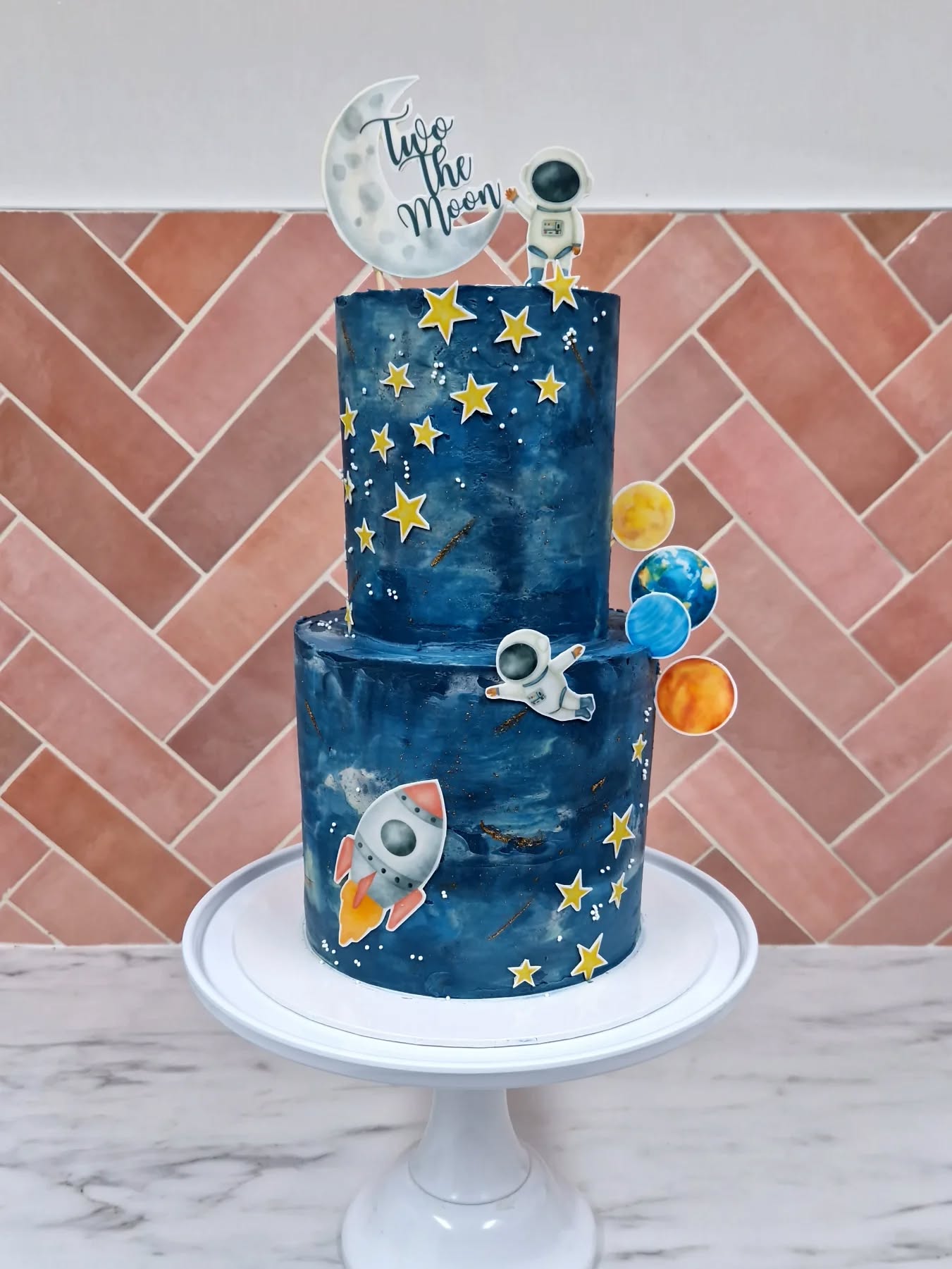 Ook dat nog...
Volgende week is de verjaardag. Alles is geregeld; de jarige heeft zelf een thema uitgekozen, de versiering ligt klaar, cadeau is onderweg (of ligt al verstopt in de kast), de gasten zijn op de hoogte, boodschappenlijst is al bijna gemaakt en ineens bedenk jij je dat DE taart (die speciaal in thema moet zijn van de jarige) nog niet geregeld is! **stress!!**🫨🫨
Je hebt 2 opties:
1. Op naar de supermarkt voor een paar "heb ik in ieder geval iets" tompoucejes en soesjes of fabriekswerk gebak🥴
OF
2. Je stuurt snel een appje naar 06-57689878 (of je belt even) en ik kijk wat ik voor je kan betekenen🤗
Vaak is er last minute nog wel wat mogelijk om er voor te zorgen dat jouw perfect geplande feest, en dus de jarige, het gebak krijgen waar ze van dromen!
Benieuwd wat ik voor jouw feest kan betekenen? Stuur een berichtje in de DM of stuur een whatsapp 📝.
#Suikertijd #cupcakesbestellenoldenzaal #taartoldenzaal #feesttaart #themataart #hetlekkerstegebakhaaljebijsuikertijd #Oldenzaal #Losser #enschede