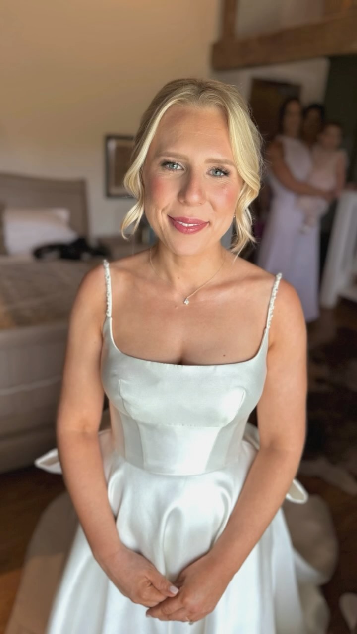 Back at the lovely @burycourtbarn for Tabitha’s wedding this weekend, she was such a chilled beautiful bride 👰🏼🤍
#bride #burycourtbarn #bridetobe #bridalmakeup #brides #bridal #beauty #bridalhair #makeup #weddingvenue #weddingvenue #