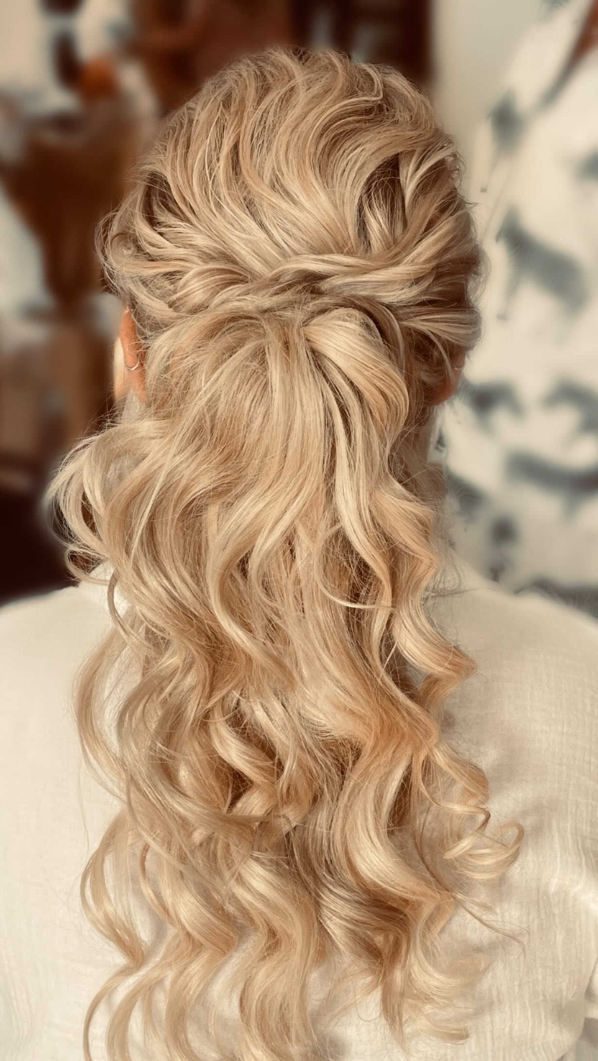 A messy pony for fab Holly, she got ready at home and had her reception @highbillinghurstfarm #beautifulbride
#hairbyme #weddinghair #bridalhair #surreyweddingsuppliers #surreyweddings #hairstyles #wedidnghair #brideshair #messypony #messyponytail #hairextensions #wildestdreamshair