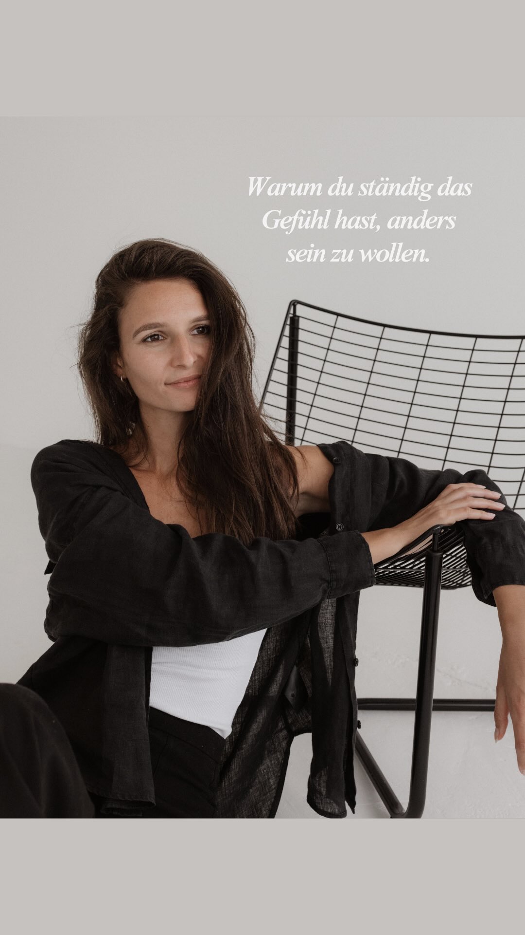 I’ve been there. 🌚
Dieses ständige Streben danach, schlauer, schöner, erfolgreicher, selbstbewusster - perfekter - zu sein.
Alles, nur nicht man selbst.
Hauptsache anders.
Weil.. vielleicht passe ich dann besser rein? Bin glücklicher? Finde den perfekten Partner? Bekomme die Beförderung?
Ich hab immer nur gesehen, was ich nicht bin.
Und ehrlich gesagt, möchte ich meinem früheren Ich auch gar keinen Vorwurf machen.
Denn: Ich wusste halt auch nicht, wer ich bin.
Ich wusste nicht, welche Schönheit in meinem Inneren ruht. Wie besonders ich bin - und wir alle.
Die meisten Menschen wollen anders sein, weil sie vergessen haben (bzw. nicht wissen), wie vollkommen und einzigartig sie sind.
Dass ihre wahre Kraft, Schönheit und Magie nicht im Anderswerden liegt – sondern im Zurückkehren zu dem, was schon immer da war.
Und genau das machen wir in meinem 1:1 Mentoring Afterglow: Bewusstsein schaffen dafür, wer du wirklich bist, jenseits der Vergleiche und Masken.
Und: dieses Wissen tief in deinem Körper verankern, sodass du es nicht nur verstehst – sondern auch lebst. 🔥
Afterglow ist eine Reise zurück zu dir.
Dorthin, wo du aufhörst, ständig anders sein zu wollen – und beginnst, dich in deiner Einzigartigkeit zu l(i)eben.
Wenn du spürst, dass du bereit bist, dieses „Anderswerden-Müssen“ loszulassen und endlich du selbst zu sein, dann kommentiere gerne ‚Afterglow‘ für mehr Infos und wir gehen gemeinsam den ersten Schritt. 🤍
Ich freu mich auf dich,
x Lisa
______________________________________
HUMAN DESIGN
HEILSTEINE
SELBSTAKZEPTANZ
SELBSTLIEBE
MENTORING
#humandesignmentoring #humandesigndeutschland #mentoring #persönlichkeitsentwicklung #selbstvertrauen #selbstliebe #sichselbstfinden