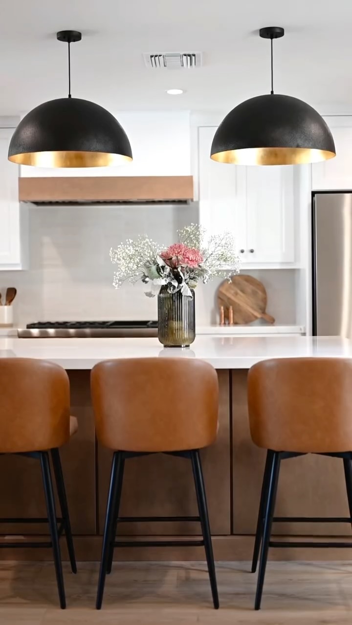 I am often asked for before and afters. Hint. Before’s are never pretty. It’s hard because on 90% of the projects we do we change the layout and move things so much the space becomes unrecognizable. This kitchen was pretty straightforward, but still a major improvement 🤍