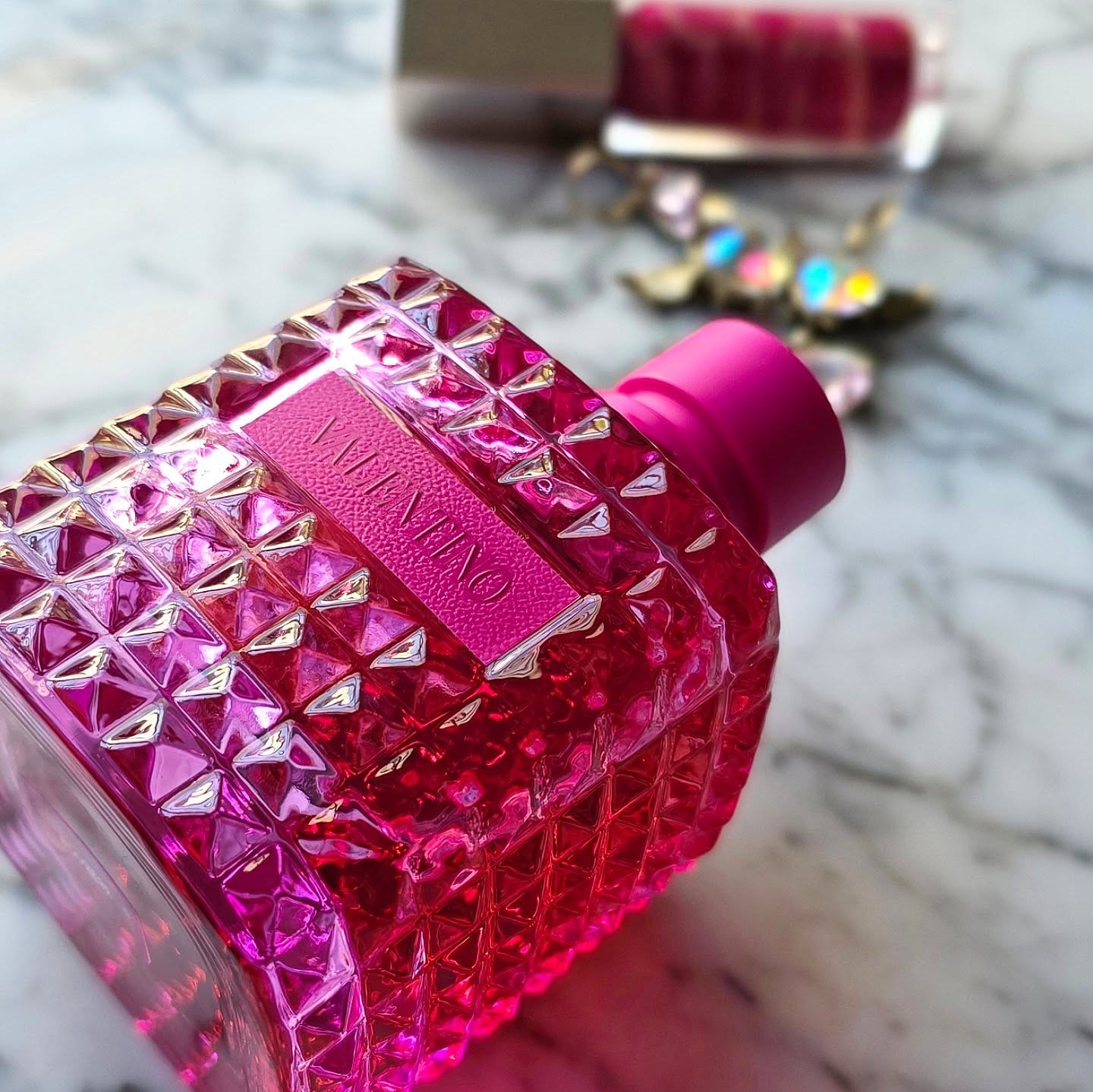 Sweet Orange Blossom Wrapped in Pink - If Barbie Had a Signature Scent This Would Be It.
.
.
.
.
.
.
Donna Born in Roma Pink PP:
Top note is Calabrian Mandarin; middle note is Orange Blossom; base note is Bourbon Vanilla.
.
.
.
.
.
.
.
#perfume #perfumecollection #designerperfume