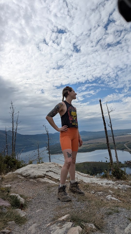 Real talk: Life's been hard on the personal level and even harder on the global scale.
If you're struggling to show up the way you'd like to in your life right now, the best piece of self care advice I can give you, is to look for kindness.
It's out there, I promise ๐งก
#author #selfcare #selfcareasresistance #writersofinstagram #holistichealthcoach #bodyneutralwellness #antidietpersonaltrainer #inclusivefitness #kindnessmatters #walking #mentalwellness #selfhelpauthor