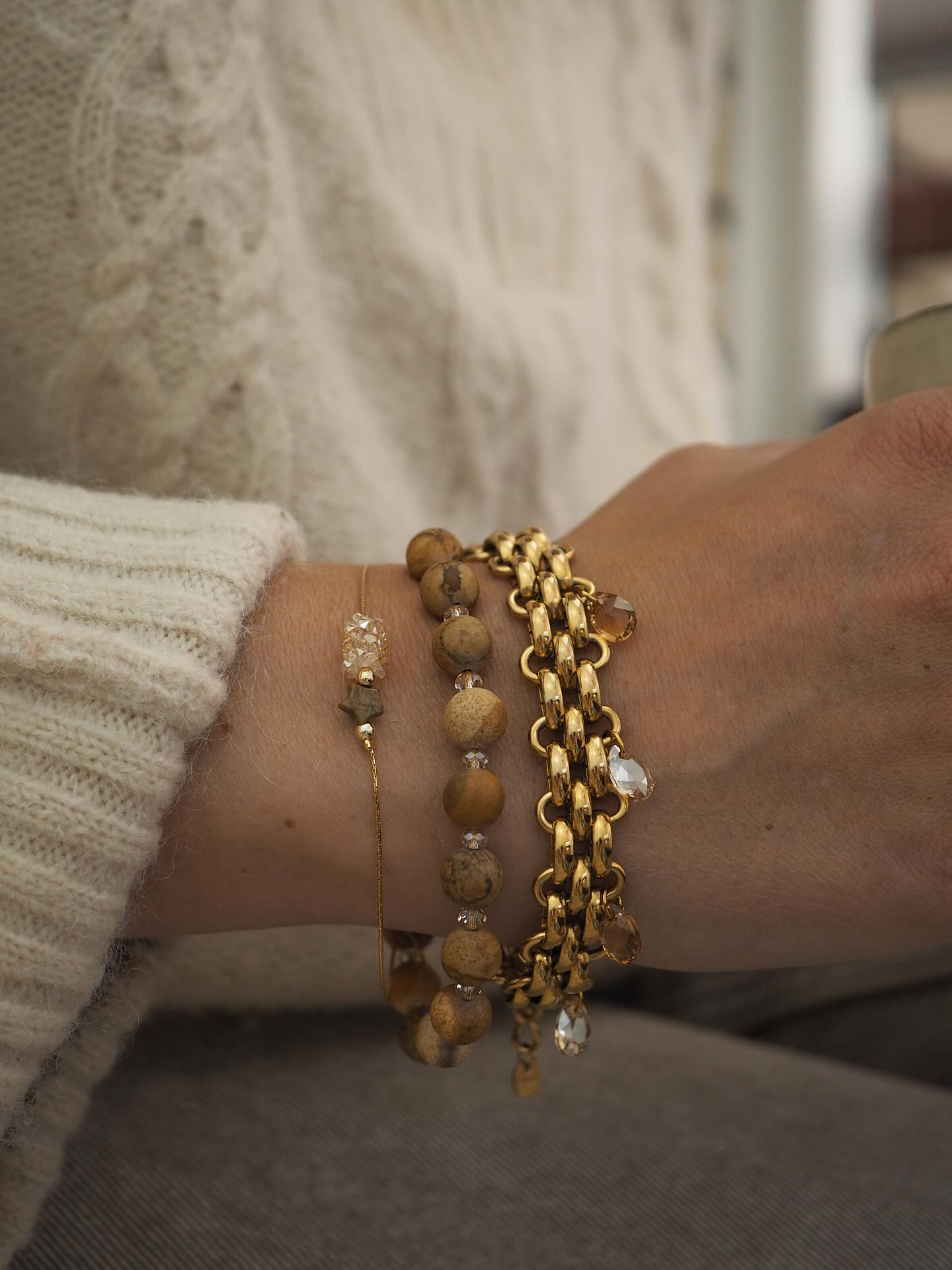 Gem drop er en serie armbånd med flettede lenker med kvalitetskrystaller ✨ Med et bold uttrykk, er armbåndet i fin kontrast til Dainty serien og gir kolleksjonen en større variasjon i uttrykk. Armbåndene er veldig fine alene og passer godt med andre for lag på lag ☺️