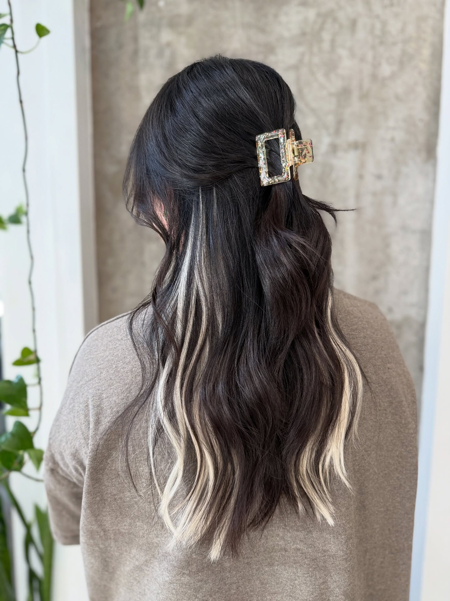 Extensions aren’t just about length or fullness — they’re a creative tool.
Add dimension, accent colors, or unique design without bleach or dye.
Healthy hair, elevated style.
✴︎
𝘠𝘰𝘶𝘳 𝘴𝘵𝘺𝘭𝘦, 𝘺𝘰𝘶𝘳 𝘧𝘭𝘰𝘸, 𝘺𝘰𝘶𝘳 𝘦𝘹𝘱𝘳𝘦𝘴𝘴𝘪𝘰𝘯.
✴︎
𝗕𝗢𝗢𝗞 𝗡𝗢𝗪:
🌐Online: www.flowwith.ca
💌More inquiries:
➜ TEXT: 587 894 2025
➜ DM: @hairbyjenny_choi (Replies might take a little longer!)
#CalgaryHair #CalgaryHairExtensions #KtipExtensions #FlowWithJenny #NoBleachHighlights
@flowwith_jenny
@artistcollectiveyyc
@fancybesthair