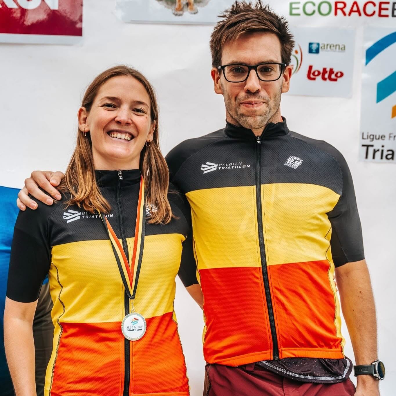 🌊🏃♂️ Aujourd’hui, on met en lumière une discipline encore trop méconnue mais très passionnante : le swimrun.
Nous avons accompagné @sodrofiak, récente championne de Belgique mixte aux côtés d’Adrien Roldan 💪🔥.
Avec Sophie, nous avons travaillé aussi bien sur le renforcement musculaire que sur la planification des entraînements en course à pied.
Résultat ? ➝ Objectif atteint… et avec brio 🤩
Bravo a eux pour cette superbe performance 👏