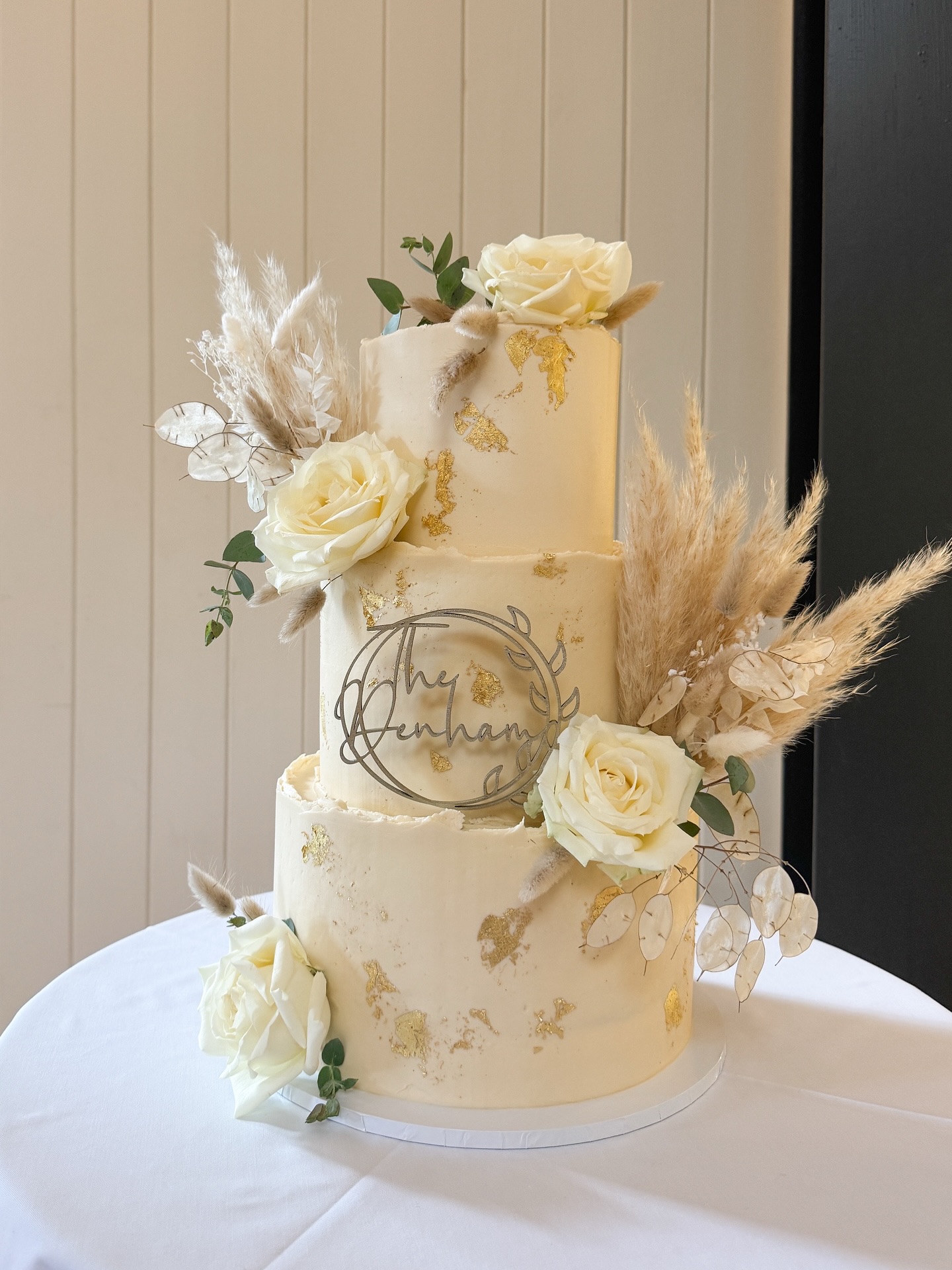 Still swooning over this dreamy three-tier for Adele & Kyle โจ๐ค
Golden flecks, pampas, and roses set against the stunning Sudbury Gasworks ๐พ๐
Three tiers of my signature lemon curd cake ๐
#WeddingCakeGoals #SudburyGasworks #ButtercreamDreams #GoldenDetails #CakeArt #SweetCelebration #ModernWedding #veganwedding #veganweddingcake