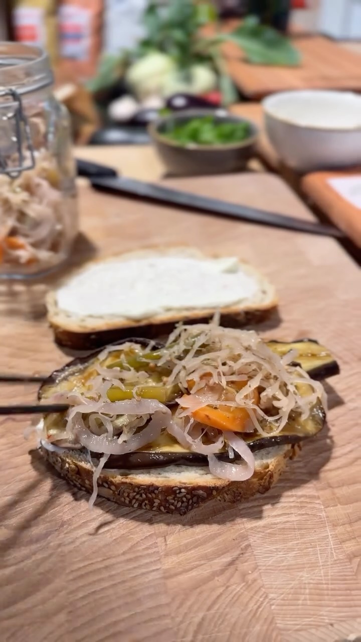SANDWICH EGGPLANT ESCABECHE-STIJL 🍆
TIJD: 15 MIN
INGREDIËNTEN
1 Sneetje brood
1/2 aubergine
2 el Faia aioli
60 gram @fermi_foods giardiniera (Italiaanse gefermenteerde groenten)
BEREIDINGSWIJZE
Snijd de aubergine in plakken van ca. 1 cm
Verhit een (grill)pan en bak de plakken op middelhoog vuur aan beide kanten tot ze goudbruin en zacht zijn
Snijd 2 sneetjes brood en smeer beide helften in met de aioli
Beleg met de gegrilde aubergine
Voeg de giardiniera toe
SERVEREN MAAR! 🤩
#wecanteen #bedrijfscatering #recept #sandwich #giardiniera