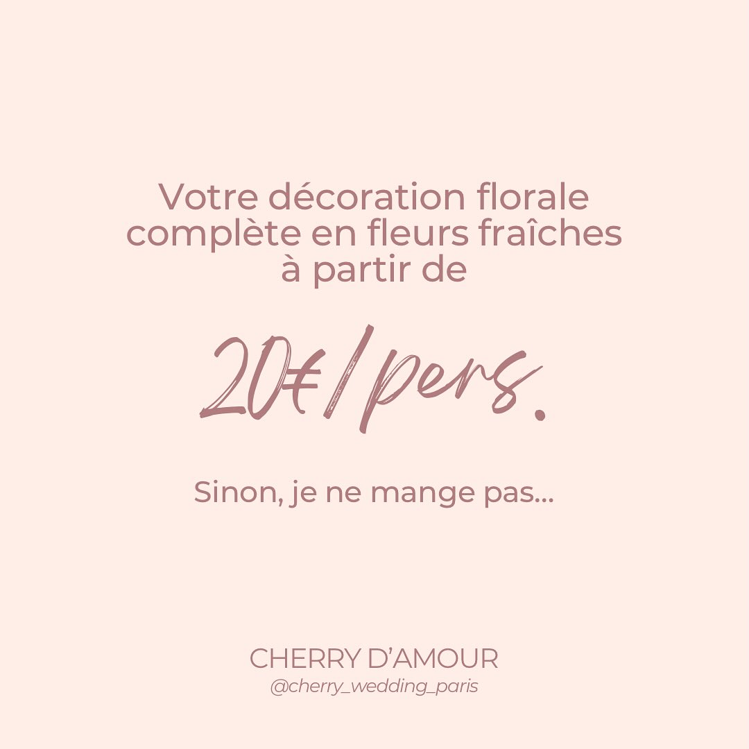 Je l’ai dit ! 😊
Vous le savez, j’aime beaucoup accompagner les couples qui ont de grandes envies mais un budget serré, « humain » 😄 qui doit resté maîtrisé.
Trouver des idées pour s’adapter au budget, réutiliser au maximum les compos, les alléger pour obtenir cette même ambiance magique ✨ sans en faire trop…
Mais, je suis pas magicienne non plus… 🤷♀️
Et proposer un bouquet de mariée, une boutonnière, la décoration florale de la cérémonie ET de la réception à partir de 20€/tête (livraison, installation, patati patata… comprises) ça me paraît honnête. Un juste prix pour moi et mes mariés ❤️
Bien sûr le ratio va grimper si vous voulez quelque chose de très fleuri, une arche ou que sais-je, c’est un « à partir de » n’est-ce pas 😌 beaucoup de mes mariés montent à 30€-40€ voire même pour certains ça peut aller jusqu’à 80€/personne ! C’est une question de priorités 😊
Mais en dessous, en tout cas, je ne vois pas… il ne faut pas oublier que le sur-mesure c’est beaucoup de travail, et ça a une valeur.
💡D’ailleurs je travaille depuis quelques semaines sur la création d’une offre spéciale petit budget… une idée pour aider les couples au budget très serré et leur offrir cette touche de magie là où c’est indispensable pour eux… mais je vous en dis pas plus pour l’instant…
⚠️Spoiler alert : ce ne sera pas 4€/pers non plus ! 🤭
Qu’est ce que vous en pensez ? On en discute en commentaires !