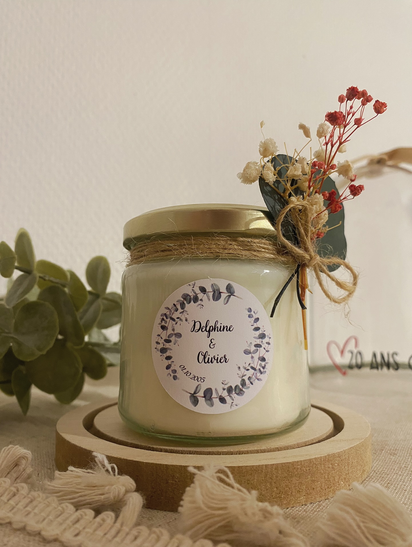 — 20 ANNÉES D’AMOUR ✨
Une jolie célébration pour les 20 ans d’amour de ce couple ! 🫶🏼
Ma cliente m’a donné quelques indications notamment les textes qu’elle souhaitait faire figurer, et le fait qu’il ne fallait pas que ce soit trop chargé ✨
Le reste, c’était carte blanche ! 🫶🏼
Un beau souvenir pour tant d’années ensemble. ♥️
#bougie #bougiepersonnalisée #bougiespersonnalisées #personnalisation #bougieciredesoja #cadeauparfait #perfect #gift #cadeauparfaitpourbébé #cadeauxinvités #invites #ideecadeaufemme #ideecadeau #inspiration #inspi #deco #home #homedecorlovers #love #amour #metz #talange #lorraine