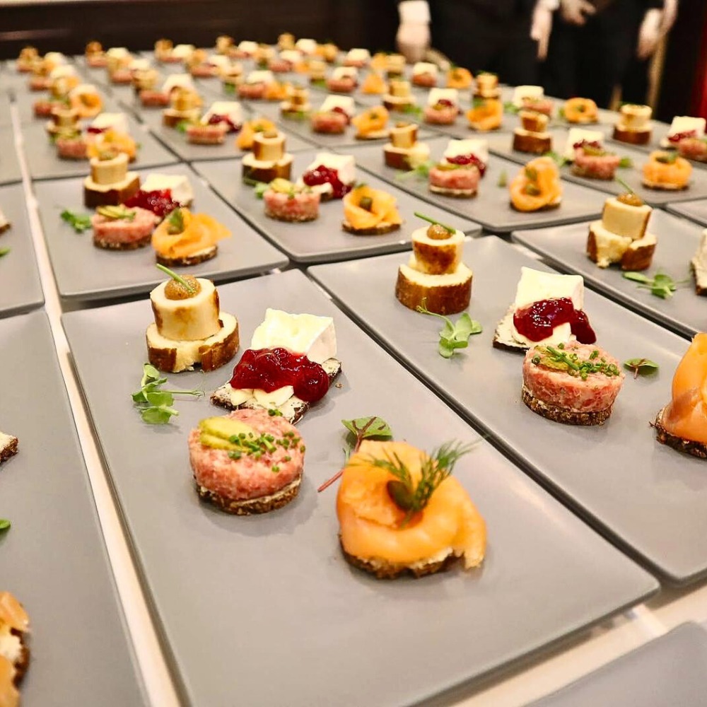 Our De Terra rectangular plates are designed for moments like these, catering events that demand uniformity, elegance, and durability. Crafted from porcelain, this shape comes in two sizes and 6 earthy colours. Mix and match to create your perfect table setting.
See the De Terra rectangular collection in action at The Foreign Correspondents’ Club, Hong Kong.
📸: @fcchkfcc
#cateringessentials #tablewaresolutions #deterra #donbellini #restaurantlife #hotelsupplies #wholesaletableware #InstaFood #fcchk #plates #porcelain