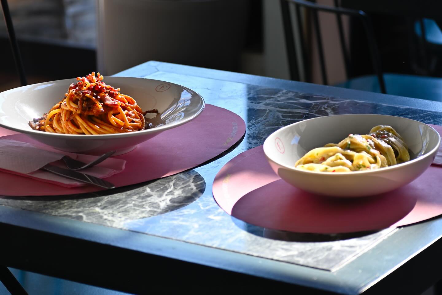 Amatriciana vs Aglio
•
•
•
#pasta #spaghetti #etienpizzabar #foodie #italianfood #delivery #dinein #takeaway