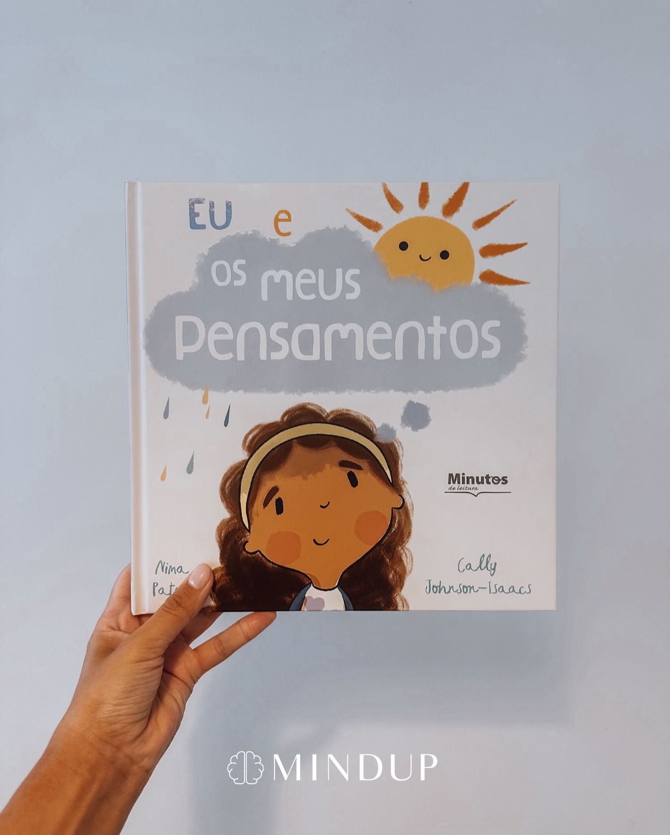 O novo favorito!l 🩵
Um livro que ajuda os mais pequenos a compreender melhor o que são pensamentos, o que é que esses pensamentos nos dizem e como podemos lidar com eles de uma forma simples.
Por aqui estamos a adorar! Uma ótima ferramenta para ajudarmos as nossas crianças a lidarem com pensamentos negativos.
#clinicamindup #psicologiaclinica #psicologiaadultos #psicologiaadolescentes #psicologiainfantil #emoções