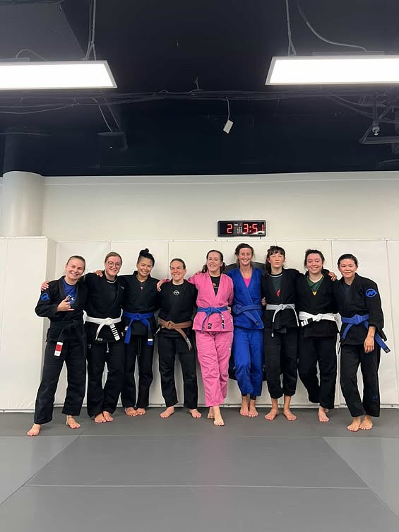 💪 Strong Women Train Together 👊💥
There’s something magical about being on the mats with a group of badass women 🥋💃—pushing limits, cheering each other on, and growing stronger in every round.
Whether you’re flowing through drills or rolling hard, BJJ isn’t just a workout—it’s therapy, confidence, and community all rolled into one. 😌💥
✨ Benefits of staying active for women:
✅ Boosts bone density
✅ Regulates hormones
✅ Reduces stress & anxiety
✅ Builds muscle (hello functional strength!)
✅ Sparks serious feel-good vibes 💃💫
So grab your gi, hug your training buddies (after the round, of course 😜), and keep showing up.
Your body, mind, and teammates will thank you. 💙👯♀️
#TrainLikeAWoman #BJJGirls #StrongIsBeautiful #WomensBJJ #RollWithConfidence #MobilePhysio #RecoveryOnTheGo #ActiveWomen #PhysioForLife #MoveBetterFeelBetter #StayActive #TrainSmartRecoverSmarter #InjuryPrevention #FunctionalFitness #SportsRehab #WomenWhoRoll #FemaleAthlete #PhysioSupport #MobileWellness #MoveWellLiveWell #TrainHardRecoverHarder #GrapplingGirls #WomenInMotion