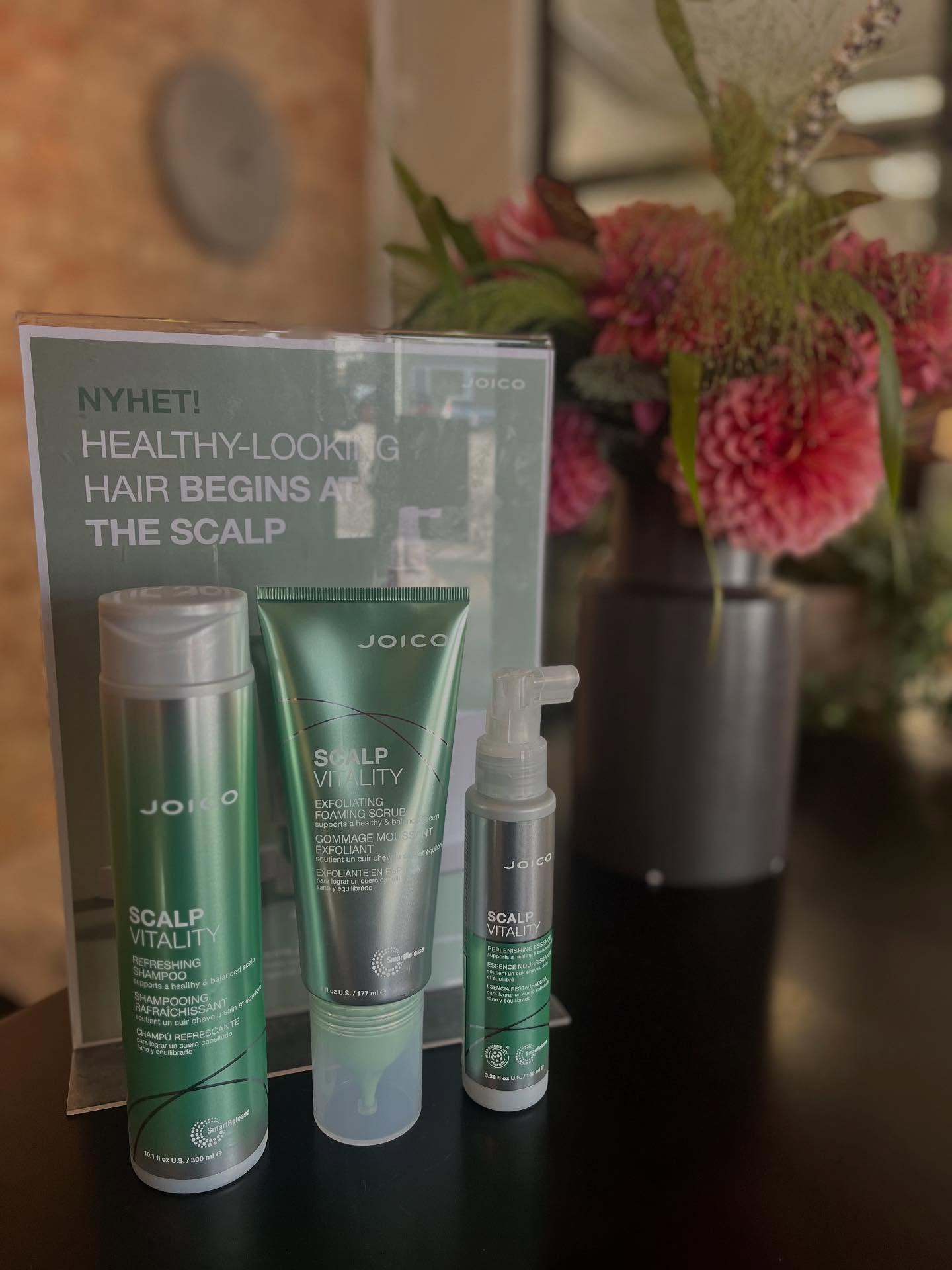 Vår nya hårbottenserie , heeelt underbar ✨
Steg 1: Rengör
Scalp Vitality Refreshing Shampoo
Ger dig en en ren , svalkande och lugnande känsla ✨
Steg 2: Peeling
Scalp Vitality Exfoliating Foaming Scrub
Djupare rengöring som avlägsnar överskott av oljor, stylingprodukter och fjäll ✨
Steg 3: Återfukta och balansera
Scalp Vitality Replenishing Essence
Ger omedelbar komfort vid kliande och torr hårbotten ✨
Fråga oss gärna så berättar vi mer ✨