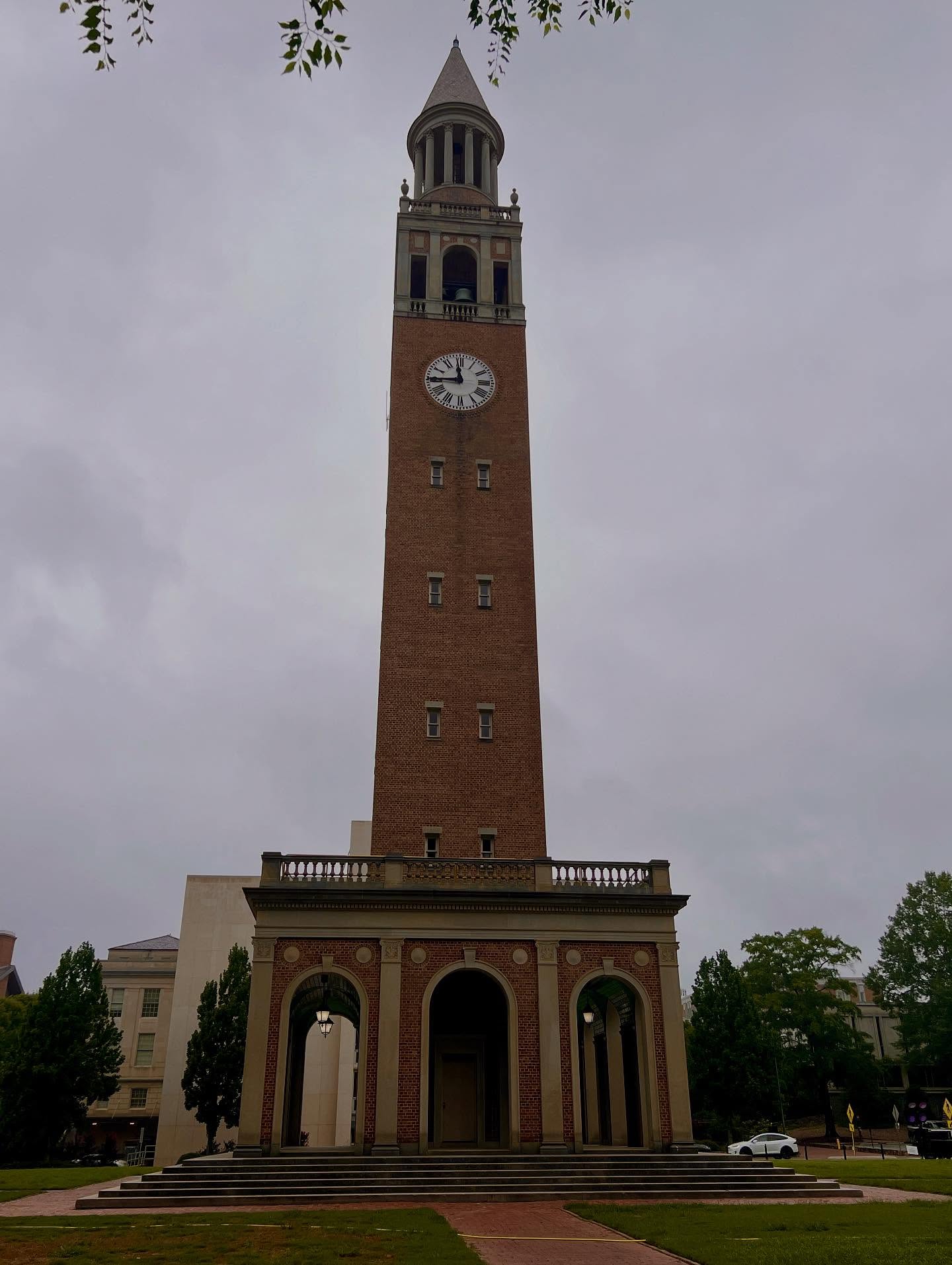 📚 Did you know UNC Chapel Hill is the oldest public university in the U.S. (chartered in 1789)? With top-ranked programs in business, journalism, and health sciences, UNC combines tradition with innovation.
Would you want a historic campus feel or a modern vibe for your college experience? Comment below! ⬇️#CollegeBoundCoaching #UNC #ChapelHill #CollegeAdmissions #FutureHeels #tarheels