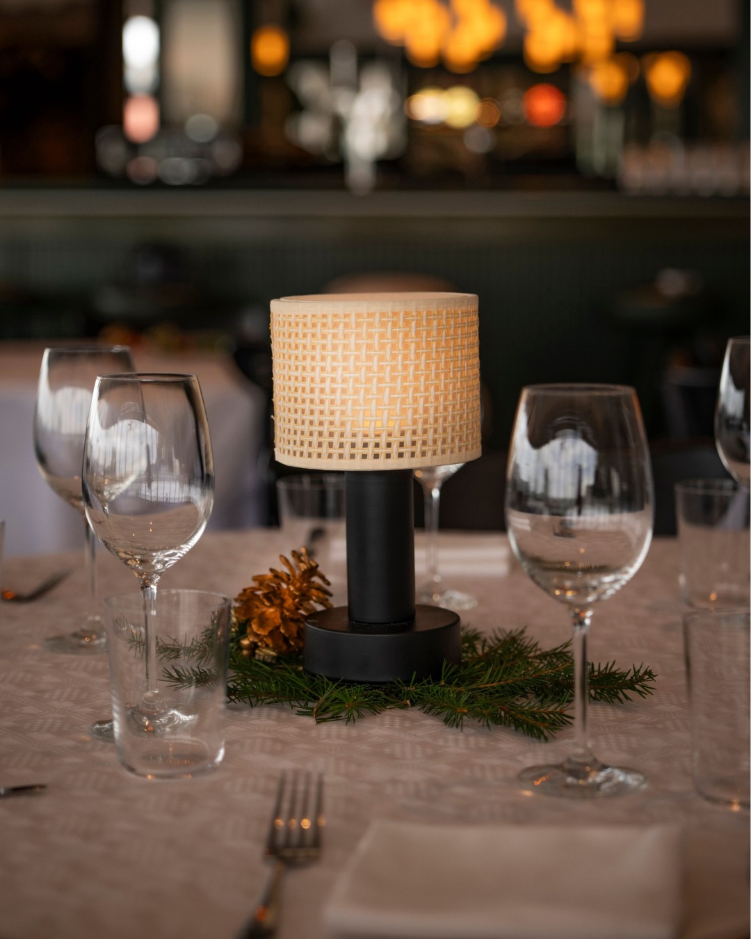 Fira jul i skärgårdens hjärta! ❄️
Från 26 november till 24 december serverar vi ett julbord fyllt av klassiker, delikatesser och champagne om du vill lyxa till det lite extra, med vintervyer över vattnet som gör upplevelsen magisk. 🥂
👉 Boka ert bord nu via vår hemsida