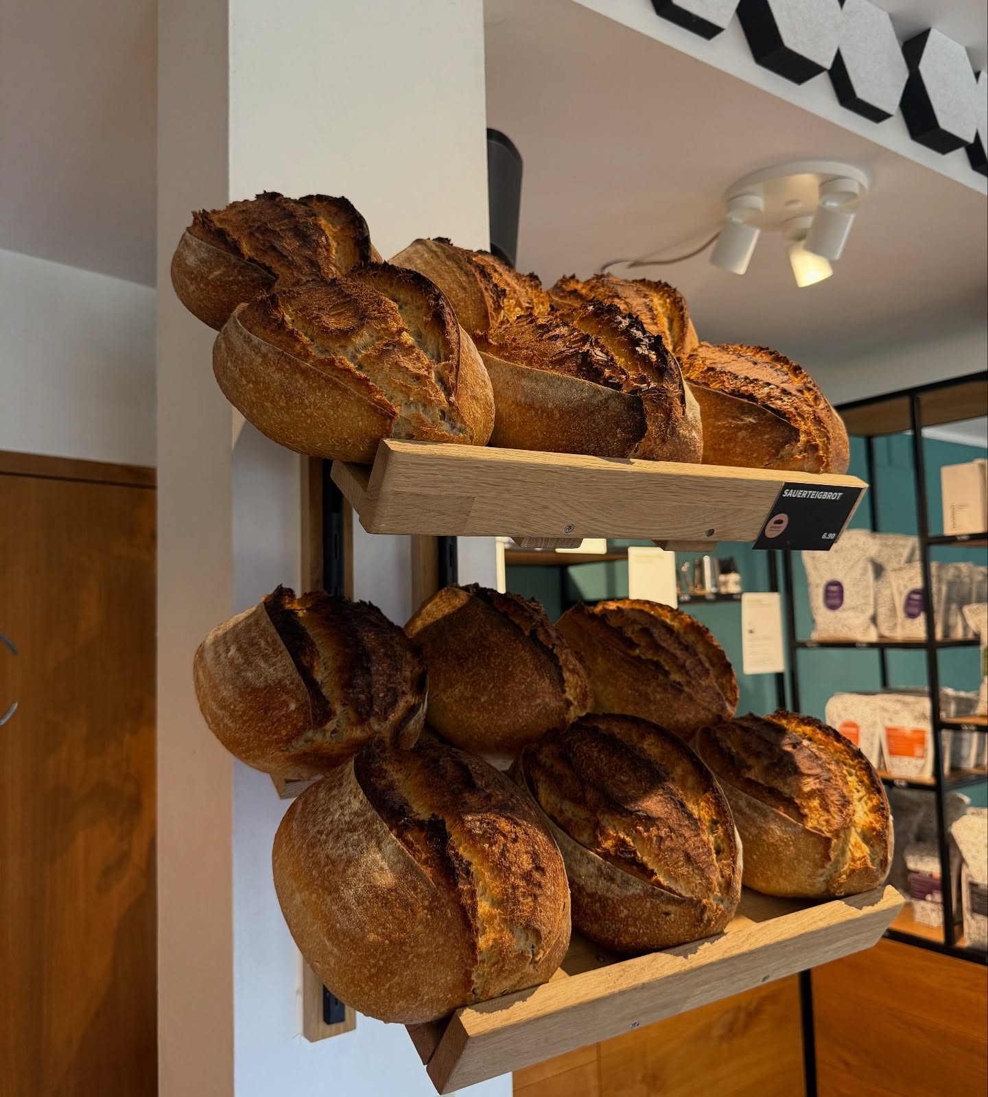 Im Café riecht es jeden Tag nach frisch gebackenem Brot 🥰.
Sauerteig Broot @brootmacherinnen
Von nun an jeden Tag verfügbar 🫶.
#brot #sauerteig #sourdough #sourdoughbread