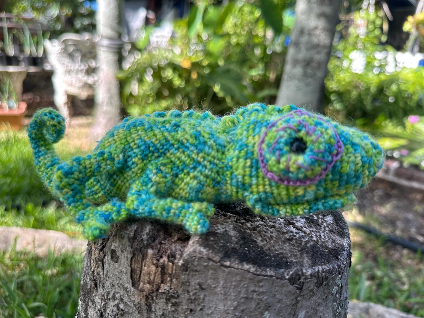 I was inspired by Pascal the chameleon from Tangled I got the pattern from @irenestrange dog model @elwoodbluesdachy I think he turned out so cute and now I want to make more in different colors because I am pretty sure I will keep this guy in my bathroom 🛁 🦎🥰 #khscrochetclub