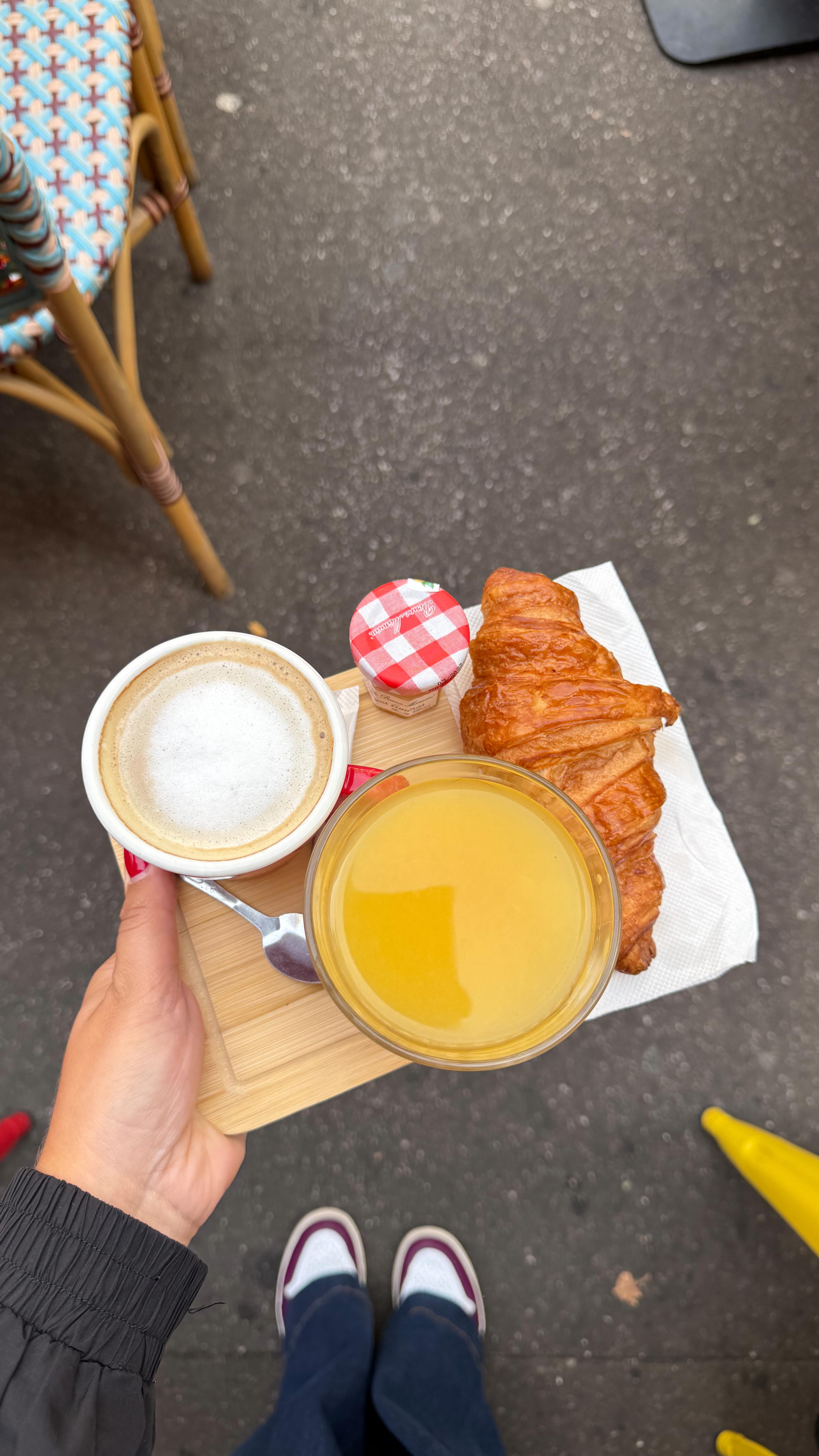 Ta formule petit dej à 5€ 😍
Croissant ou tartines, jus de fruits et boisson chaude : de quoi bien commencer la journée non?
📍Balou Paris 3 ou Balou Paris 10