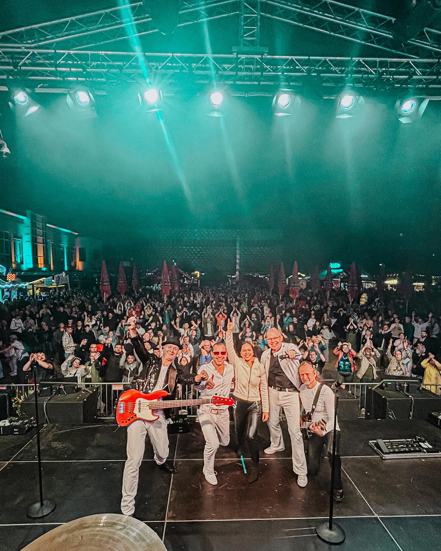 🩵 Meega! Danke Hoyerswerda für euer Landeserntedankfest am vergangenen Sonntag.
Ein unvergesslicher Abend mit euch. Wir kommen wieder - eure Nightfevers 💜
@lausitzhalle
@stadthoyerswerda
#NightfeverBandLeipzig #AlltimeDiscoClassics #LiveMusik #Partyband #Galaband #LiveBand #Leipzig #Live #paviinaction