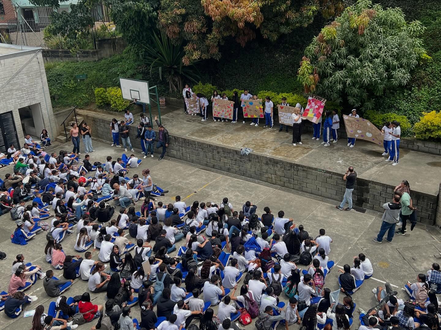 💌✨ En El Pinal celebramos el Amor y la Amistad ✨💌
Hoy todos los grados, desde los peques de preescolar hasta los de once, vivimos un día lleno de cariño, amistad y alegría 🥳.
Nuestras sedes se llenaron de carteleras hermosas con mensajes que inspiran y nos recuerdan lo importante que es compartir, respetar y apoyarnos siempre 💖.
¡Qué orgullo ser familia pinalista y celebrar juntos este día tan especial! 🫂🌈
#AmorYAmistad #FamiliaPinalista #IEElPinal