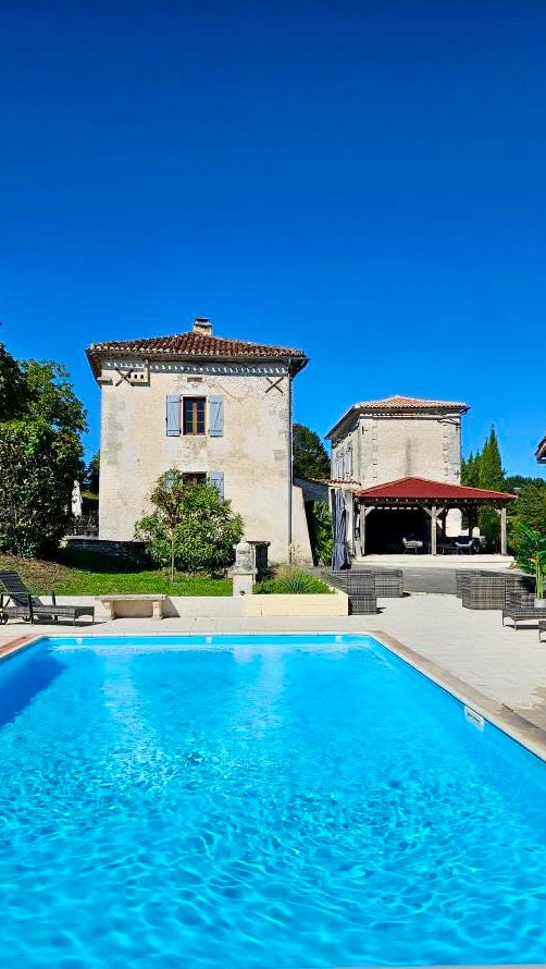 A hot day ahead ☀️and a smokin’ hot pool renovation 😎 #newpoolliner #banquetteseating #splashbenchpoolsteps
#pooldesign #automaticpoolcovers #linerpaleblue#poolrenovation #pristinepiscines.fr