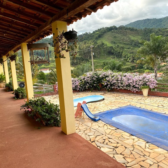 CHÁCARA COM 8,6HA NA ZONA URBANA DE DELFIM MOREIRA
Sítio Maravilhoso no centro de Delfim Moreira com cerca de 8,6 hectares. Acesso todo calçado, área toda cercada, porteira de acesso, casa com grande área plana.
Casa com:
2 suítes, sendo uma com closet e banheira de hidromassagem;
1 quarto;
1 banheiro social;
Cozinha e sala grandes;
Área de serviço e varanda;
Piscina e churrasqueira;
Lago ornamental com carpas coloridas;
Capela;
4 pomares (1 cítrico e 3 com árvores frutíferas variadas, dentre elas 5 jabuticabeiras e 2 pés de lichia)
Horta e Galinheiro;
Pastagem formada em braquiária, tifton e amendoim forrageiro;
Área para campo de futebol e quadra de vôlei (gramado);
Jardim.
R$ 3.000.000,00