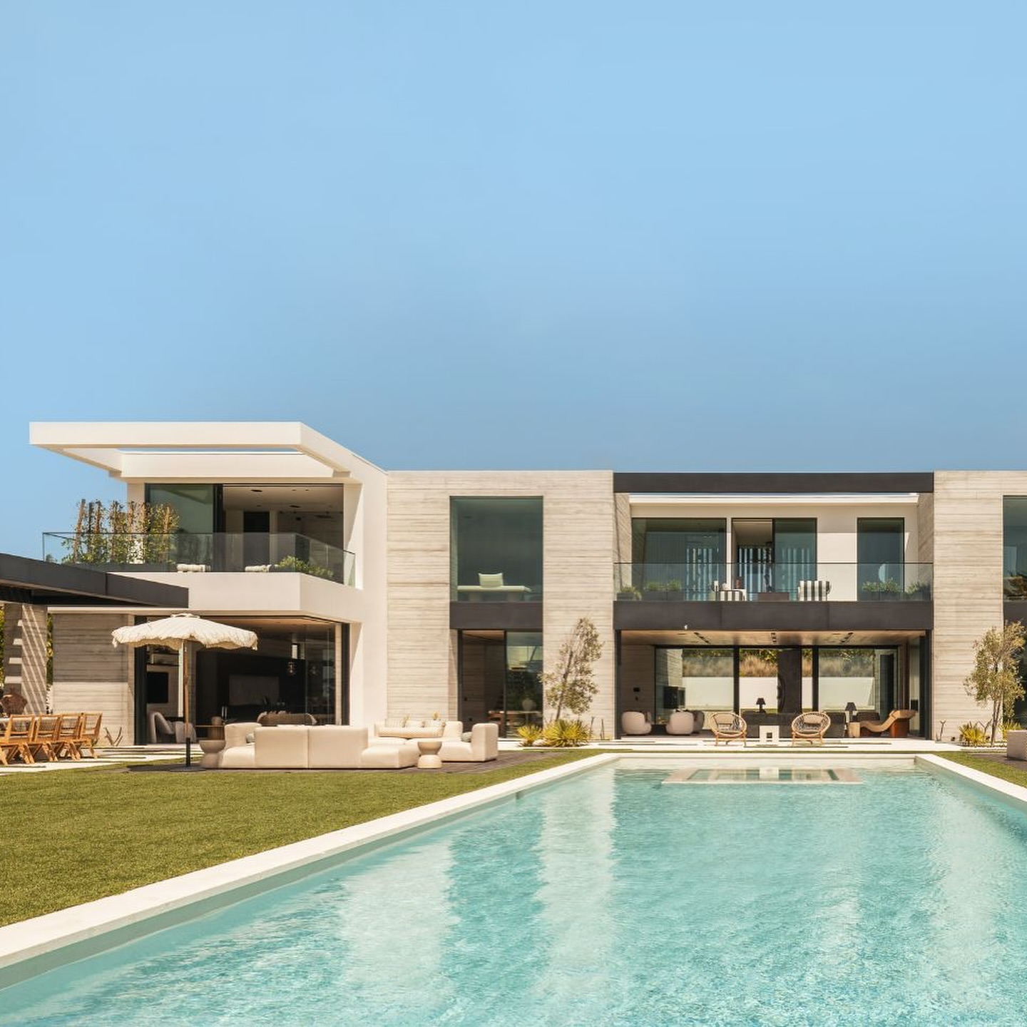 💥DUME💥
From 20’ spans of ultra-slim sliding doors to custom pivot entries clad in board-formed concrete, Styline’s fenestration defines the rhythm of TerraLume. Precision engineering meets sculptural design, letting the Pacific flow through every line of the home.
#StylineSystems
#MinimalFrame
#LuxuryFenestration
#SteelEssence
#PrecisionInGlass
#DisappearingWalls
#PivotDoorDesign
#SlidingIntoLuxury
#GlassArchitecture