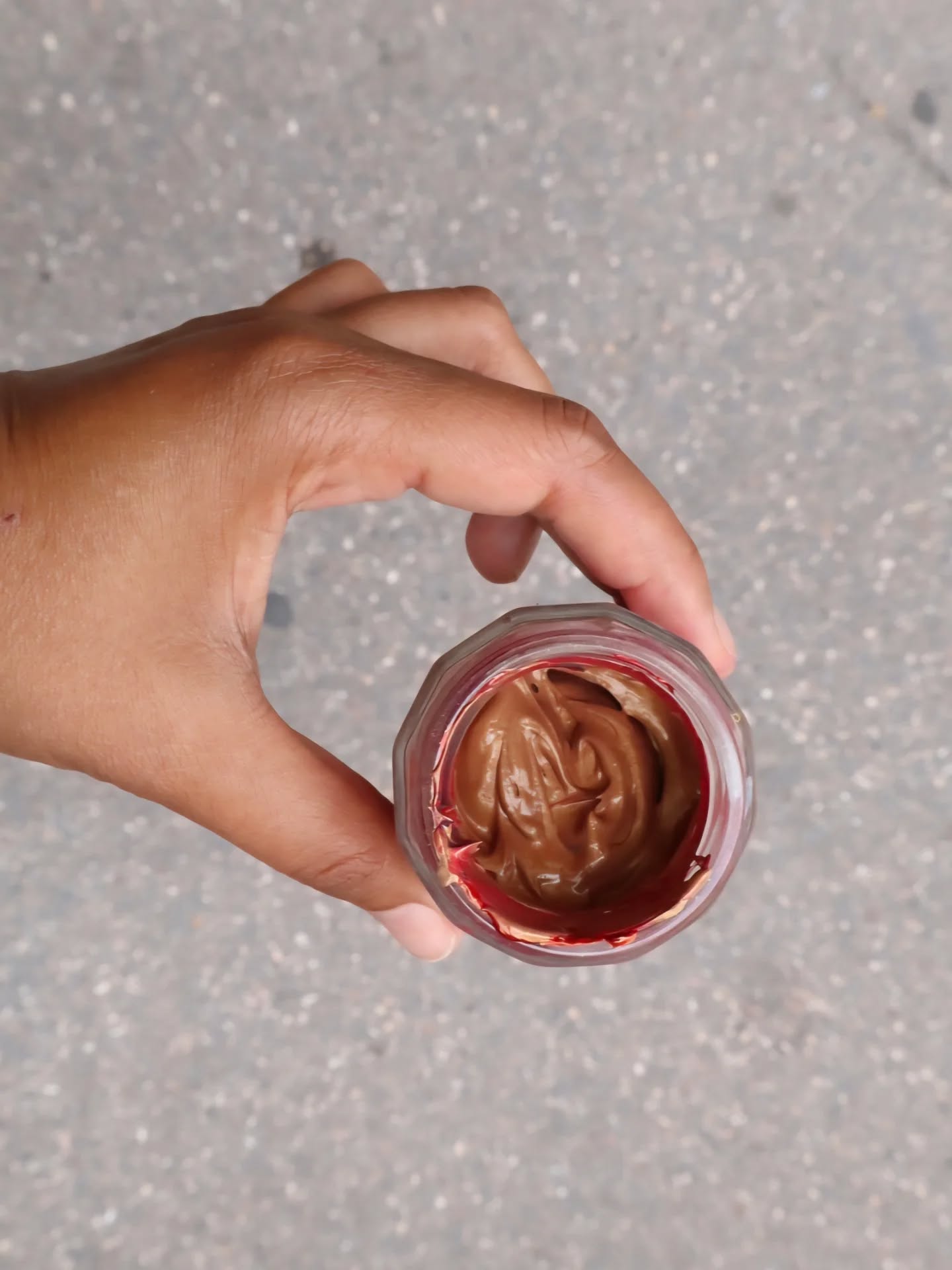Parfum caramel chocolat framboise ! Nos encres ne sont bien sûr pas comestibles même si parfois les couleurs donnent bien envie ! La nouvelle couleur bronze que vous aimez déjà beaucoup 🥰
.
.
.
#poussieredesrues #serigraphie #screenprinting #lyon #encres