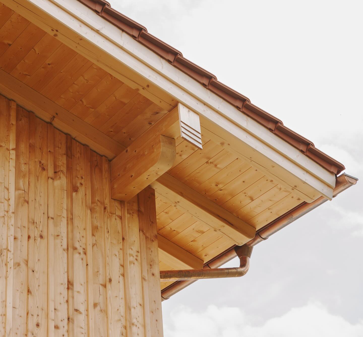 DETAILS AUS HOLZ 🤎✨
Pfettenbretter und Windbretter - für den perfekten Abschluss am Dach.
Schlicht. Funktional. Schön.
#dachstuhl #neuesdach #dachdecken #arbeitenmitholz #einfamilienhaus #hausbau2025 #windbretter #pfettenbretter #schlicht #wenigeristmehr #zimmerertreffpunkt #zimmerer_auf_insta #inntal #rosenheim #brannenburg #nussdorfaminn #zimmereiniederthanner