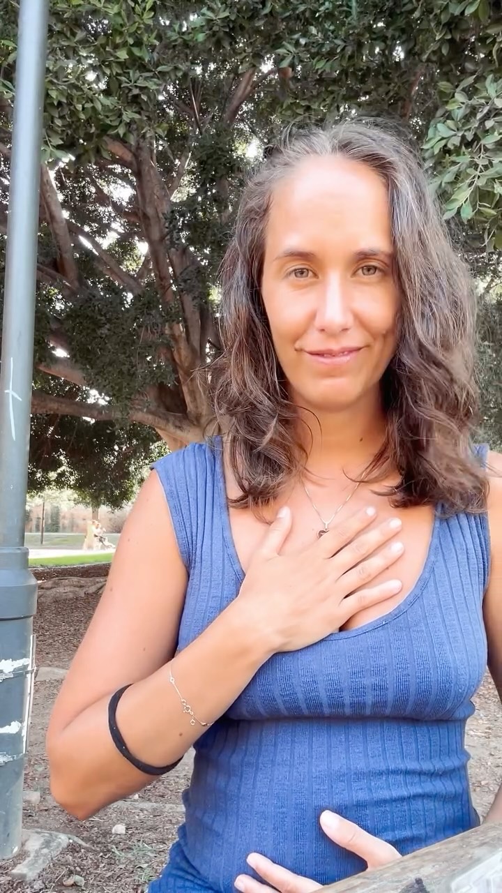 Att faktiskt praktisera det man vill lära andra ✨
Tror det är så viktigt och det var en utav de första sakerna jag lärde mig på min Ashtangayogautbildning, ”man måste ha en egen praktiskt för att kunna lära ut”. Det är så sant, enligt mig. ✨
Så här sitter jag i en park i Valencia mitt bland parklek, barn skrik och grundat mig med min lymfmassage och andning. Det behövs när man reser, med eller utan barn.
Vad tänker du, behöver man praktisera det man vill lära ut till andra?
#aikitastudio #lymfyoga #grundning #yogainspiration #valencia #resamedbarn #självkärlek #mindfulness