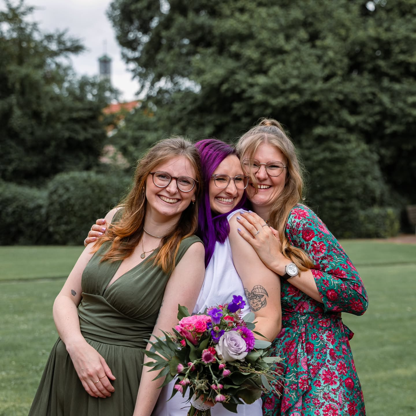 Ich finde ja, dass der Herbst vor der Tür steht und ich bin bereit.
Auch wenn es ein wunderschöner Sommer war.
Buchveröffentluchungen, tolle Hochzeiten, ein neuer Lebensabschnitt für mich...
Was war eure liebste Sommererinnerung? 🖤
📸 @echtlicht.foto