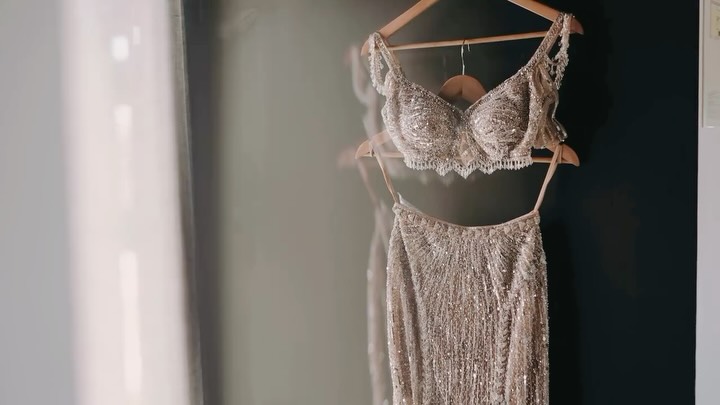 Poolside cocktail hour for your guests while you change outfits? There's a lot of elegant ways to transition between styles and moods on your wedding day, and this one was a perfect bridge between east and west!
✨
Video | @andorinhafilms
Second Shooter | @luminous
Wedding Planning | @we_bypassagetoindiaportugal
Venue | @torredepalma
Catering | @torredepalma & @passagetoindia_lisbon_portugal
Design & Decor | @nomad.eventos
Flowers | @ohmariaflores
Photography | @momentocativo
Stationery design | @inloveweddings
Wedding Cake | @migalha_doce
DJ | @djshraii
Bride & Groom | @ashagandhi @ricardoepereira
#destinationwedding #weddingvideos #weddinginportugal #desiweddings #weddingvideographer #weddingreception #summerwedding #europeanweddingphotographer #indianfusionweddings #weddingcocktailhour