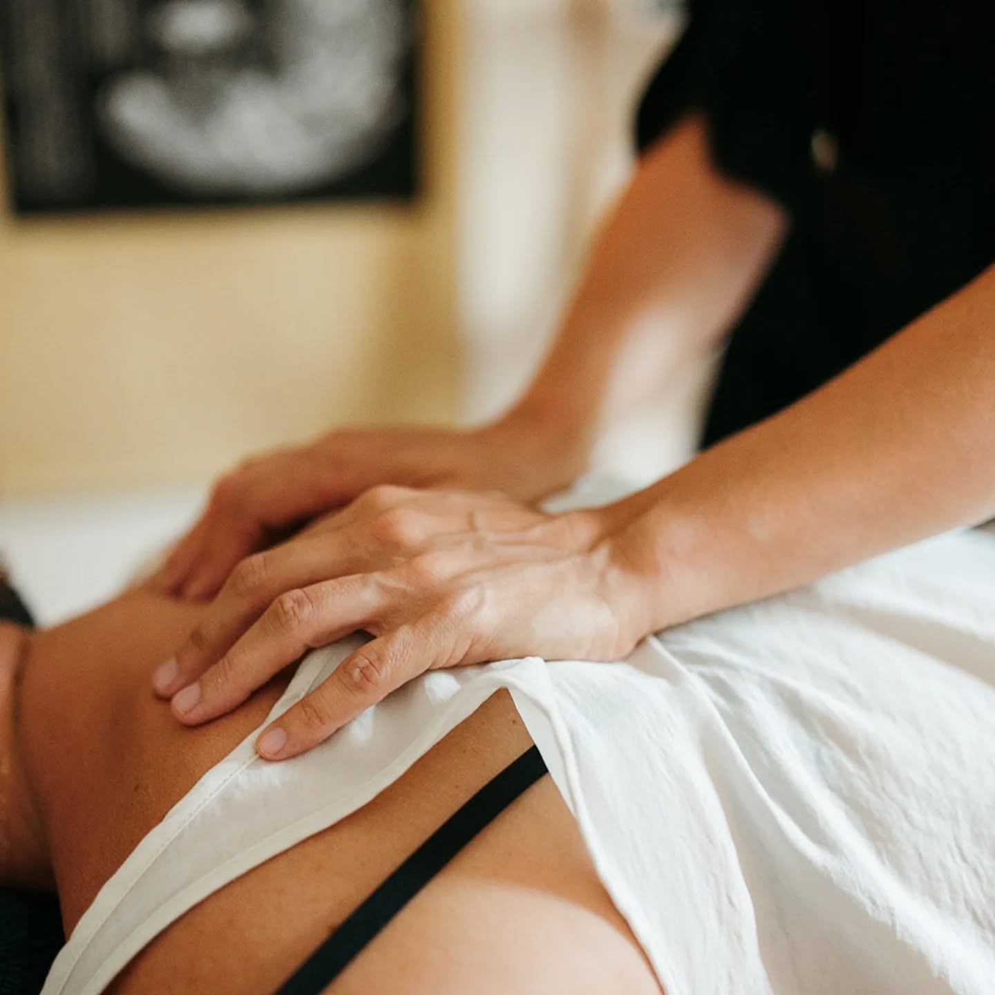 Le Qigong Tuina, un héritage de la médecine traditionnelle chinoise.
Un soin qui allie travail énergétique et manuel sur les méridiens, les points d'acupuncture et les tensions.
Chaque soin est complété par les exercices de Qi gong et/ou des points d'acupuncture à pratiquer chez soi pour prolonger les bienfaits et entretenir l'énergie vitale.
Réservation en ligne https://au-creux-des-sens.reservio.com
www.aucreuxdessens.fr
📷 @clairegalisson
#qigongtuina #qigong #acupression #medecinechinoise