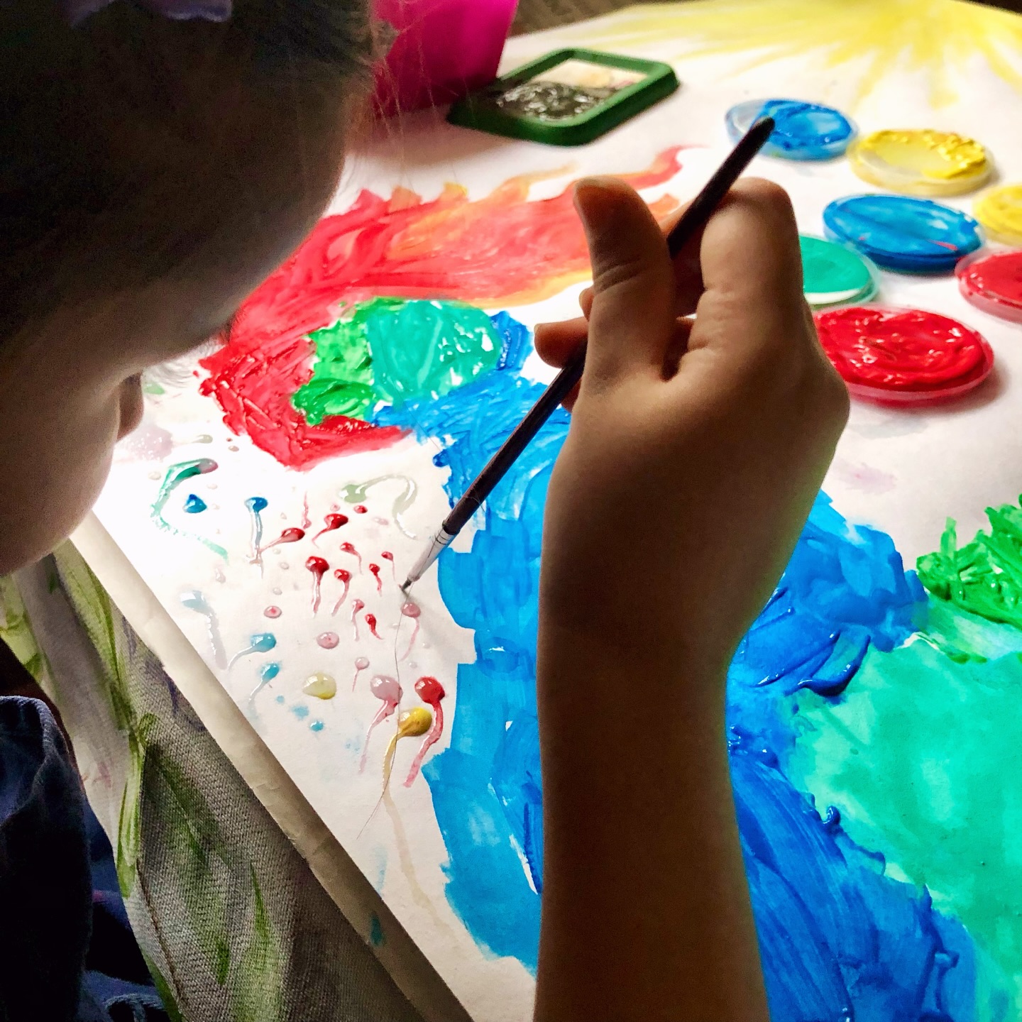 Rosi ganz konzentriert beim „Geister“ malen… Wassertröpfchen mit einem Hauch Farbe versehen und auseinanderziehen - sie mag das sehr gerne! 😊
🩷❤️🧡💛👧🏻👩🏻🎨💚🩵💙💜
.
.
#luftfarben #artwork #colorfulart #fingerfarben #wirmalenunsdieweltwiesieunsgefällt #buntistmeinelieblingsfarbe #toddlerpainting #toddlerart #ilovecolors #fantasie #seelenbilder #soulpainting #instaart #rainbowcolors #fingerpaints #artthatmakesyoufeelgood #artthatmakesyouhappy #artes #colorfulartwork #nachwuchskünstler #makeartnotwar #wassergeister #buntewassertropfen #justpaintandrelax #colorful