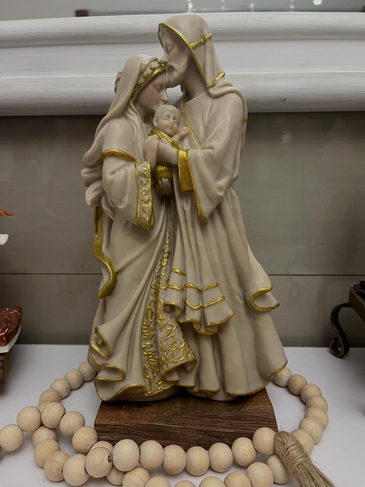 ✨Sagrada Família✨
Essa foi feita para minha mãe … te amo ❤️
Peça feita em resina com base em madeira.
As pedrarias e todos os adereços aplicados artesanalmente.
Pintuta feita a mão.
Aproximadamente 28 cm
📌 Peças personalizadas, podendo assim alterar cor e detalhes
📌 Prazo de 30 dias úteis
#fé #amor #esculturas #resina #artes #arresanato #personalizados #sagradafamilia