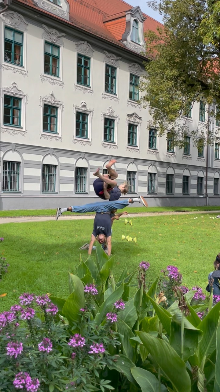 Augsburg was super cool and so was the lovely Interview we had with @urs.el.f and @katharinakitt from @deutschejournalistenschule last Saturday 🎙️☺️
#acrobatic #diabolo #flip #circus