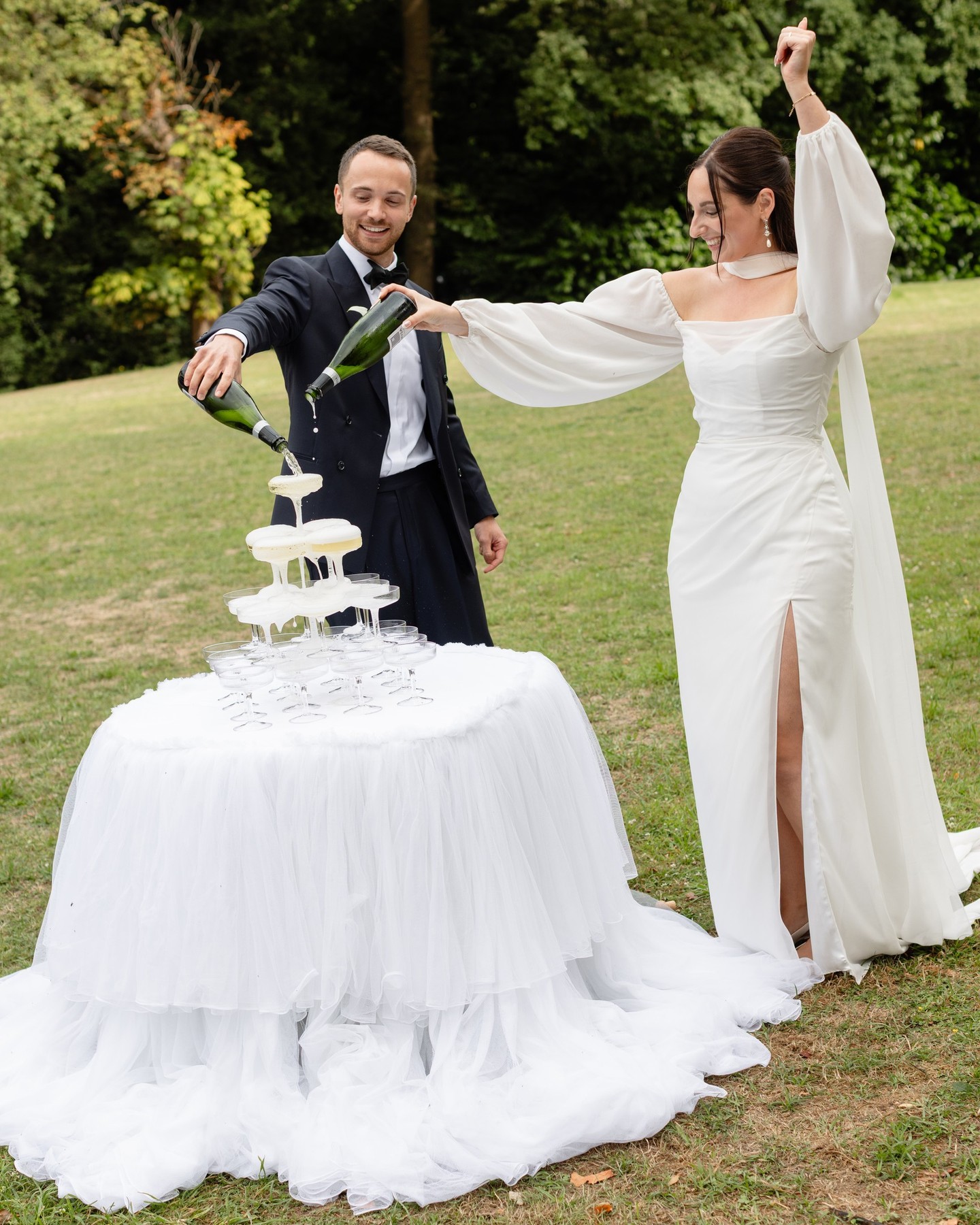 Uit het leven gegrepen situaties waarom je een weddingplanner nodig hebt - deel 2.
Heb je een specifiek materiaal voor ogen dat nergens te huur of te koop is? We’ll make it happen. Zoals dit specifieke tafellaken voor E&R dat ik nergens kon vinden, behalve op Etsy voor 300 euro. Dan maar zelf gemaakt 🤷🏼♀️.
Kleine sidenote: dat lijkt nu easy peasy maar het kostte me wel een paar jaar van m’n leven 🤭. Dus extra blij dat ie nog dienst kan doen via @seasonsoflove.rentals om andere koppels blij te maken!
Foto @mariehouttequiet
Glaasjes van @wonderrentals