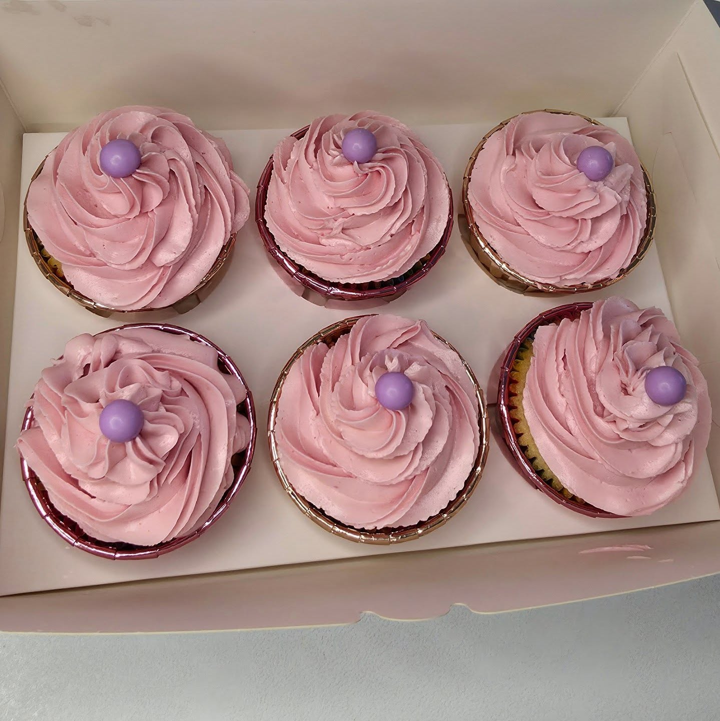 🧁🩷🧁
.
.
.
.
.
#cupcakes #vanillacupcakes #smbc #baker #bakery #bakewithme #pinkcupcakes #strijen #hoekschewaard