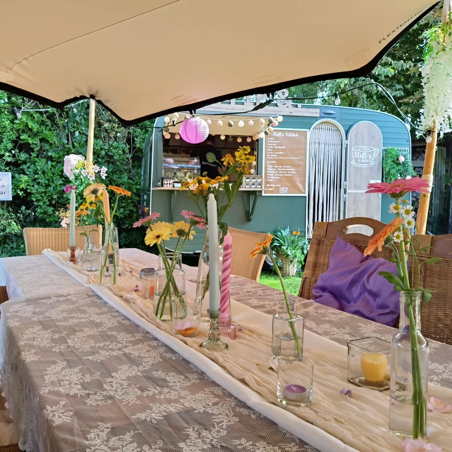 ☕✨ Vandaag mochten wij de koffie verzorgen op de prachtige bruiloft van S & M, rechtstreeks vanuit onze foodtruck! Wat een mooie dag vol liefde en gezelligheid. 💍🤍
Wij wensen het bruidspaar heel veel geluk samen! 🥂❤️