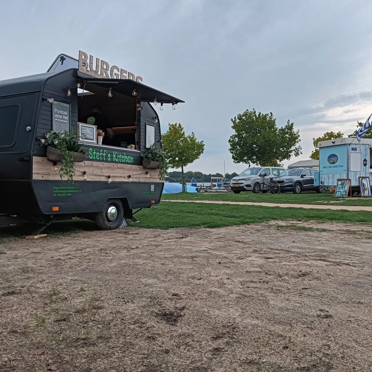 🍔🚤 Vandaag staan we met onze hamburger foodtruck op Camping de Paardekreek tijdens de jaarlijkse Veerse Meer Sloepenrace!
Kom langs voor onze sappige hamburgers en verse friet – de perfecte energieboost voor deelnemers én toeschouwers. 🤩
➡️ Waar water, sport en gezelligheid samenkomen… zorgen wij voor het lekkere eten!