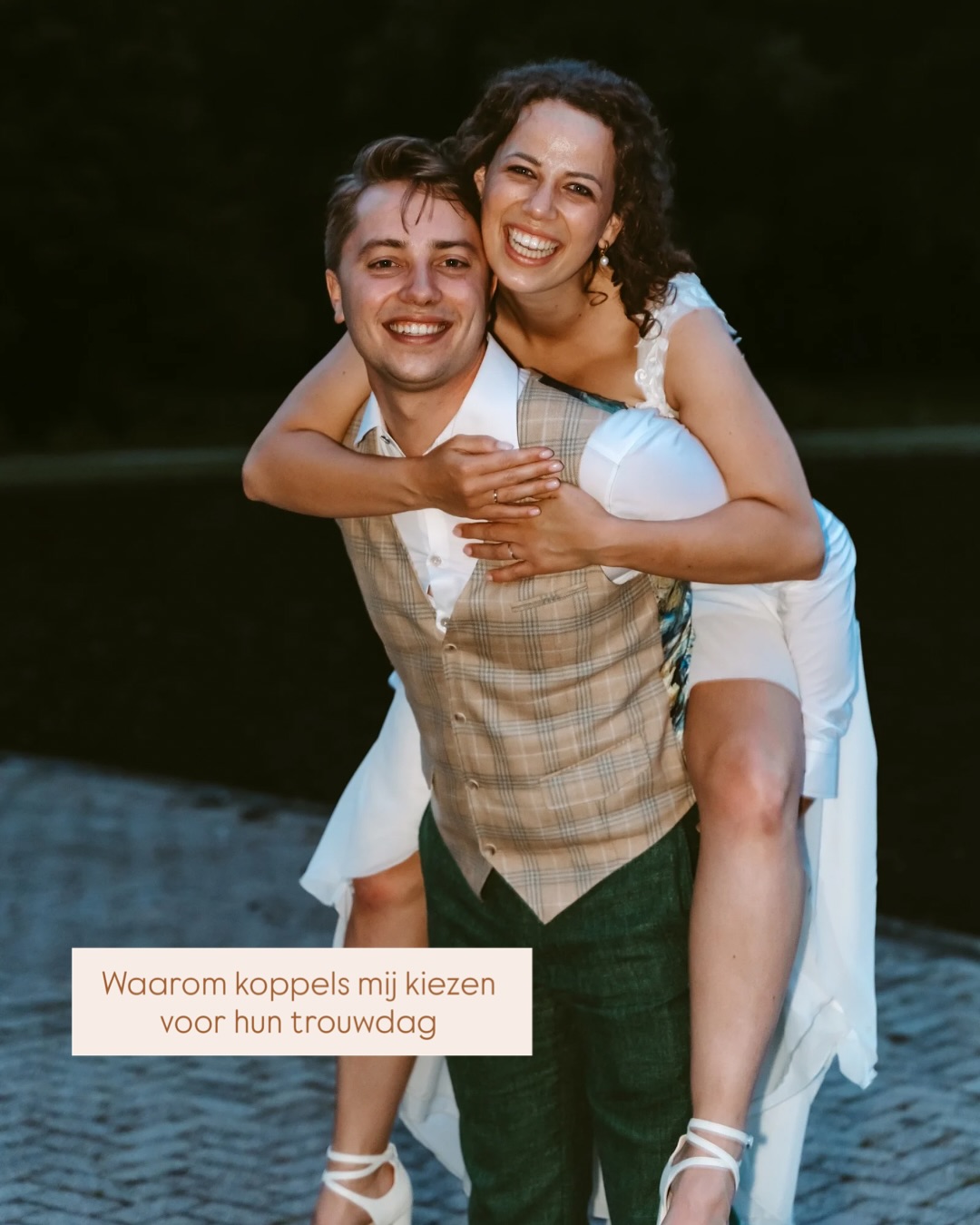 Waarom koppels kiezen voor Foto’s van Floor ✨
Veel bruidsparen vragen het zich af.
Deze lieve woorden van een klant zeggen eigenlijk alles:
"Floor maakt prachtige foto’s, denkt met je mee en stelt je meteen op je gemak. Na de bruiloft ontvangen we snel previews en een prachtig album en alle foto’s. We zijn ontzettend blij met onze herinneringen en bevelen Floor van harte aan!"
Dat is precies waar ik voor ga: jullie dag vastleggen zoals hij écht was, met alle emoties, details en mooie momenten die jullie later keer op keer laten glimlachen. ✨
💍 Zijn jullie bezig met de voorbereidingen voor jullie trouwdag? Stuur me een berichtje, ik denk graag met jullie mee!