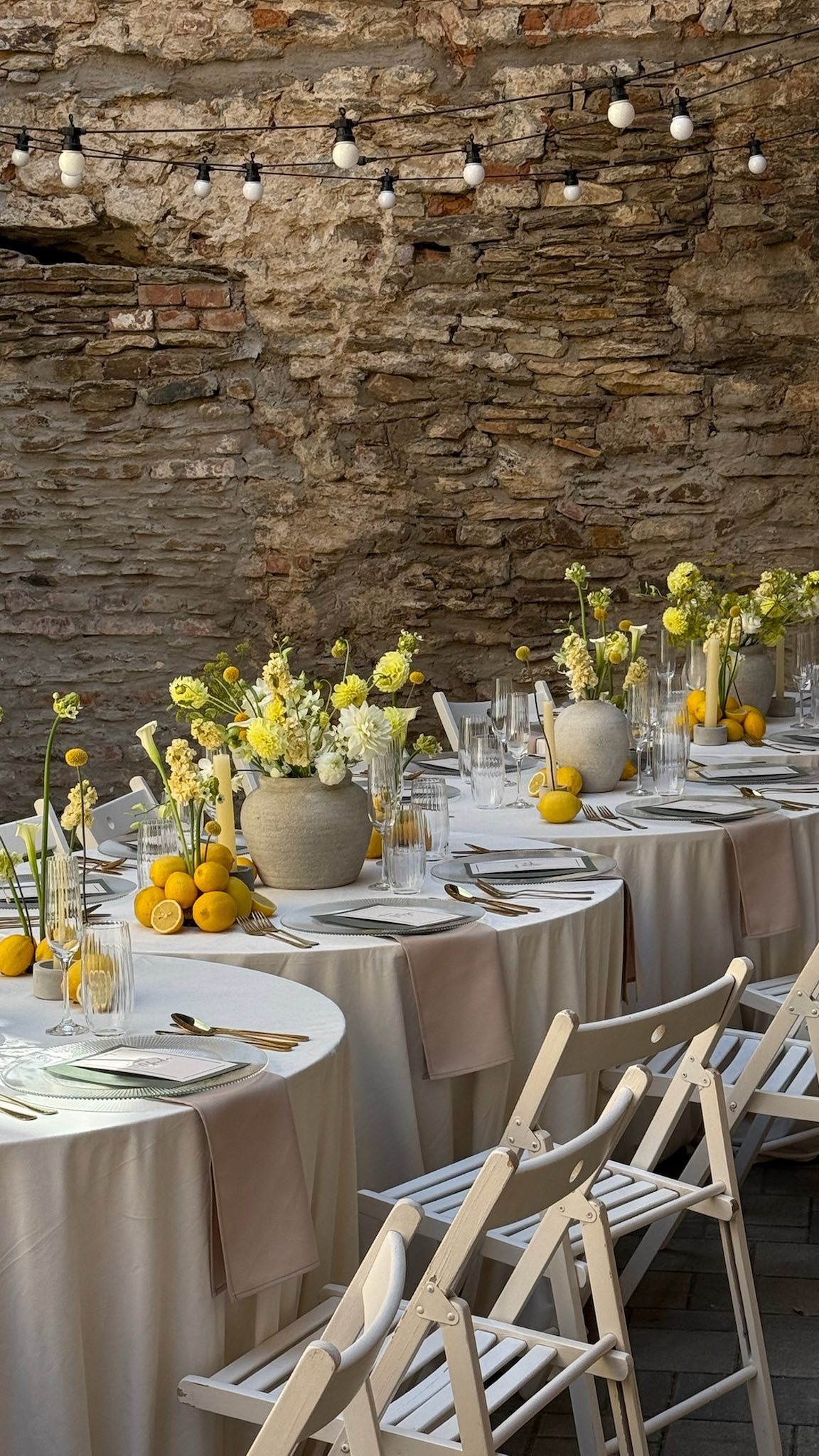 Přes online meetingy až k tomuhle okamžiku. 🤍 Naše první svatba dvou žen a navíc za námi přiletěly až z Kanady, aby si svůj velký okamžik užily v překrásné @villa_dom_carli . Den plný emocí od začátku do konce.💫
From online meetings all the way to this moment. 🤍 Our very first wedding of two women — and they even flew in from Canada to celebrate their big day at the beautiful @villa_dom_carli. A day full of emotions from start to finish. 💫
Thank you girls @lithymorley & @majalampaweaving for this amazing journey!
