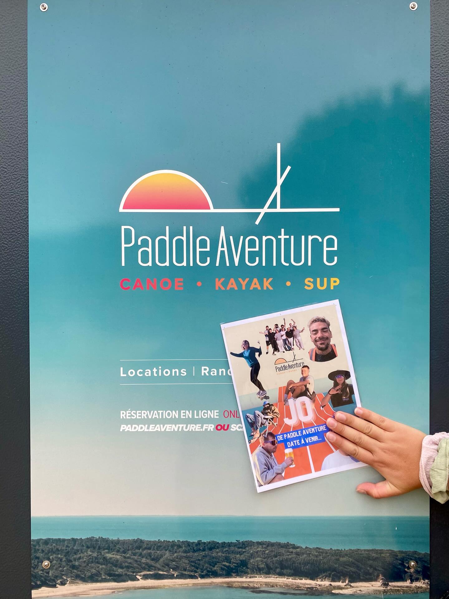 🌊✨ CLAP DE FIN POUR LA SAISON 2025 ! ✨🌊
Chez Paddle Aventure, on a terminé l’été en beauté avec une surprise préparée par nos saisonniers de folie : les JO de Paddle Aventure ! 🏅💦
Au programme :
Épreuve 1 : Nettoyage express → Qui rangera le plus vite les gilets et les sacs ?
Épreuve 2 : Traversée de la forêt → Course de rapidité jusqu’aux kayaks… au cas où on aurait oublié de donner la bonne pagaie à un client ! 🌳🚣♂️
Épreuve 3 : Olympiade en kayak et paddle → Relais, slalom et quelques baignades.
Épreuve 4 : Jeu d’équilibre → Porter une bassine d’eau sans tout renverser… Challenge accepted ! 💦😂
Un ENORME merci : ❤️ À notre équipe de saisonniers pour leur énergie, leur créativité et leur bonne humeur (vous êtes les meilleurs !).
❤️ À tous nos clients pour cet été rempli d’échanges et de partage !
On continue encore un peu ! 📅 On accueille les scolaires et les groupes jusqu’à la mi-octobre, puis… pause hivernale bien méritée ! ☀️🍂
À l’année prochaine pour de nouvelles aventures, et d’ici là… restez connectés, on vous prépare déjà de belles aventures pour 2026 ! 🎉