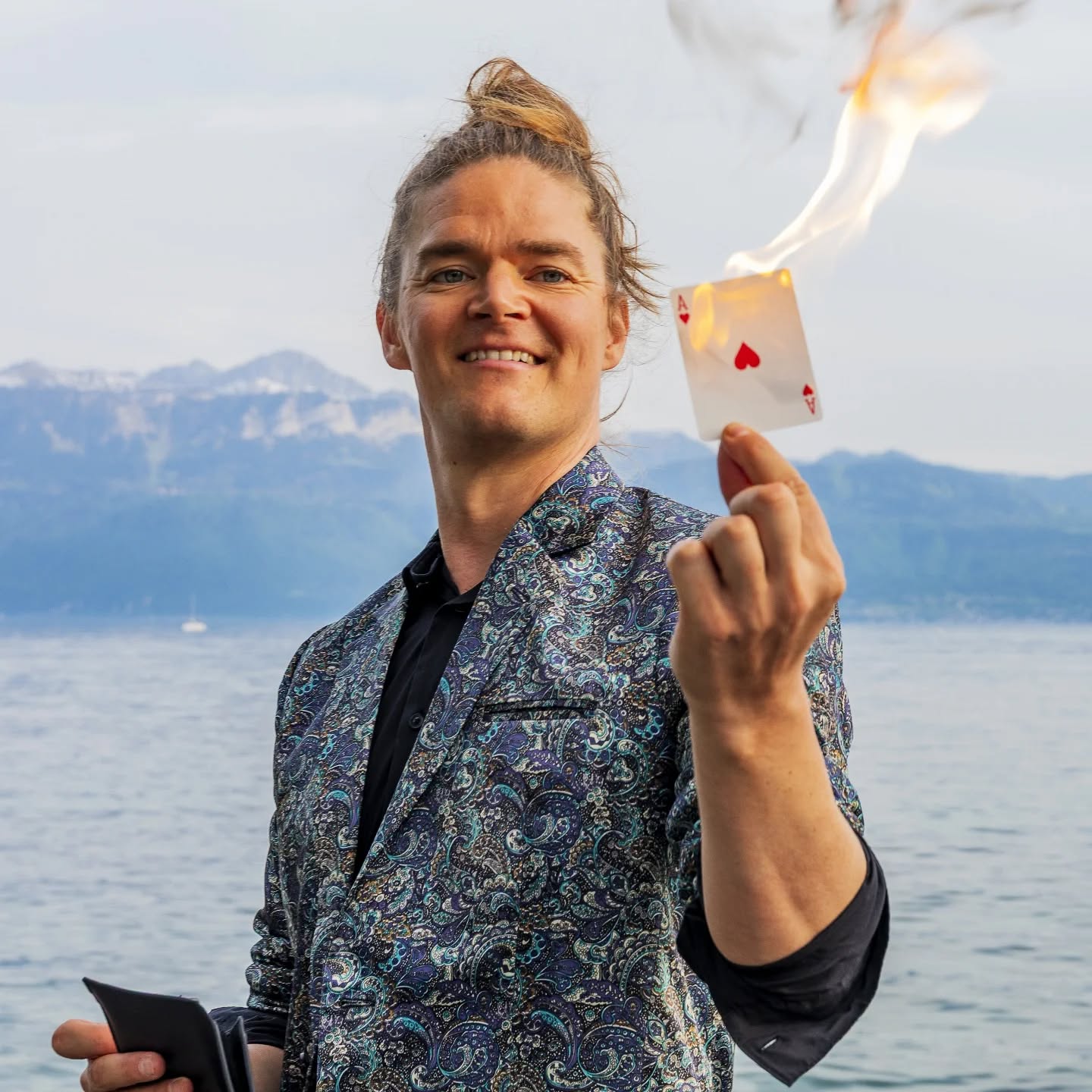 Je fais apparaître l’impossible partout où je passe…
Mais dites-moi : où aimeriez-vous que je crée l’illusion ?