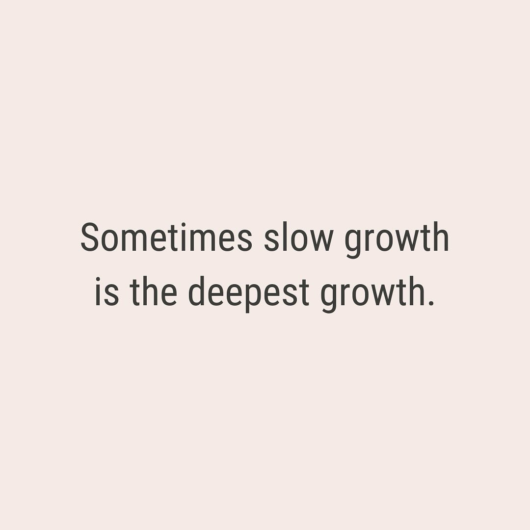 עבר זמן מאז שהייתי כאן, ורציתי לשתף קצת...
זה לא פשוט, במיוחד בעידן שבו אנחנו מצופים להיות כל הזמן בנוכחות מתמדת.
אני תוהה, גם אתם מרגישים לפעמים אשמה כשהקצב יורד? כאילו שכולם מתקדמים ואתם נשארים מאחור?
בתקופה האחרונה הכל קורה אצלי קצת יותר לאט.
הקצב של החיים השתנה, וגם העסק והפודקאסט נכנסים איתי לנשימה ארוכה יותר.
וזה בסדר. זה לא סימן שדברים נעצרו. להפך.
גם כשלא רואים תנועה מהירה בחוץ, בפנים השורשים מעמיקים.
ומתוך זה יצמחו דברים חדשים וחזקים יותר.
אני מקווה לשתף אתכן/ם בקרוב.
בינתיים, הפודקאסט עדיין כאן, גם האימון האישי, וגם אני.
בקרוב גם יגיע פרק חדש
ואני ממש אשמח שתהיו שם איתי :)
🤍🌱
ליטל