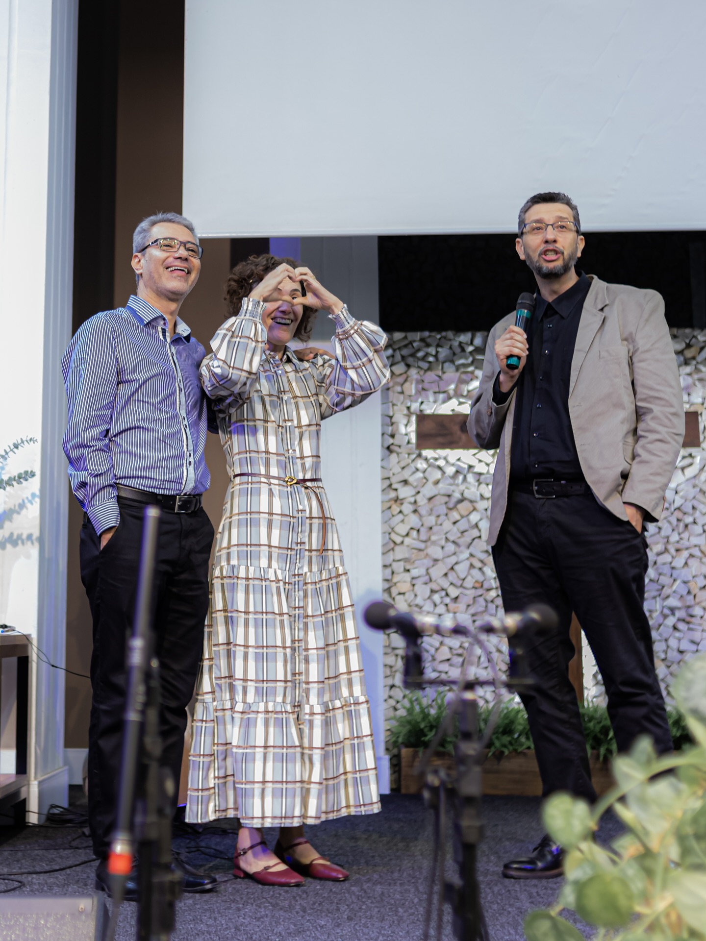 Neste último domingo, a nossa igreja viveu um momento de gratidão e emoção: homenageamos o pastor Silas e sua esposa Janice, que durante 17 anos caminharam conosco, marcando a história da PIB de Balneário Camboriú e de tantas vidas que foram alcançadas.
Louvamos a Deus pelo ministério do pastor Silas, instrumento do Espírito Santo para nos exortar, nos abençoar e se alegrar em cada batismo, cada casamento, cada novo irmão que chegava à fé.
Hoje nos despedimos do seu tempo como nosso pastor, mas seguimos juntos, no mesmo propósito de proclamar o Evangelho de Cristo onde quer que estejamos.
Que o Senhor continue abençoando você, Janice e João, renovando sonhos e multiplicando frutos para a glória de Deus.