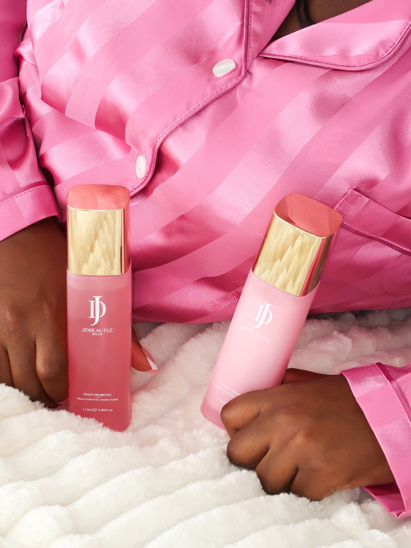 Matching your skincare to your mood >>> tonight’s vibe: pink silk PJs + our JDSkin Peach Probiotic essentials. Because glowing skin doesn’t just happen — it’s a choice you make every night. ✨
Imagine waking up to refreshed, nourished skin that feels as soft as your sheets… that’s what JDSkin delivers💌
💬 Spill it: what’s the one product you never go to bed without? 👇🏽use code: save15 for 15% off 🛍️🛒
#jdbeautee #explore #hydratingskincare #pinkskincare #skincaretips101 #hydratingcleanser #plantbasedskincare #koreanskincareroutine #skincaresale #skincareaddiction #skincareaddicts #lipglossvideo #lipglossispoppin #lipglossfilling
#explorepage #explore #skincareasmr #skincareset #koreanskincareaddict #koreanskincareph