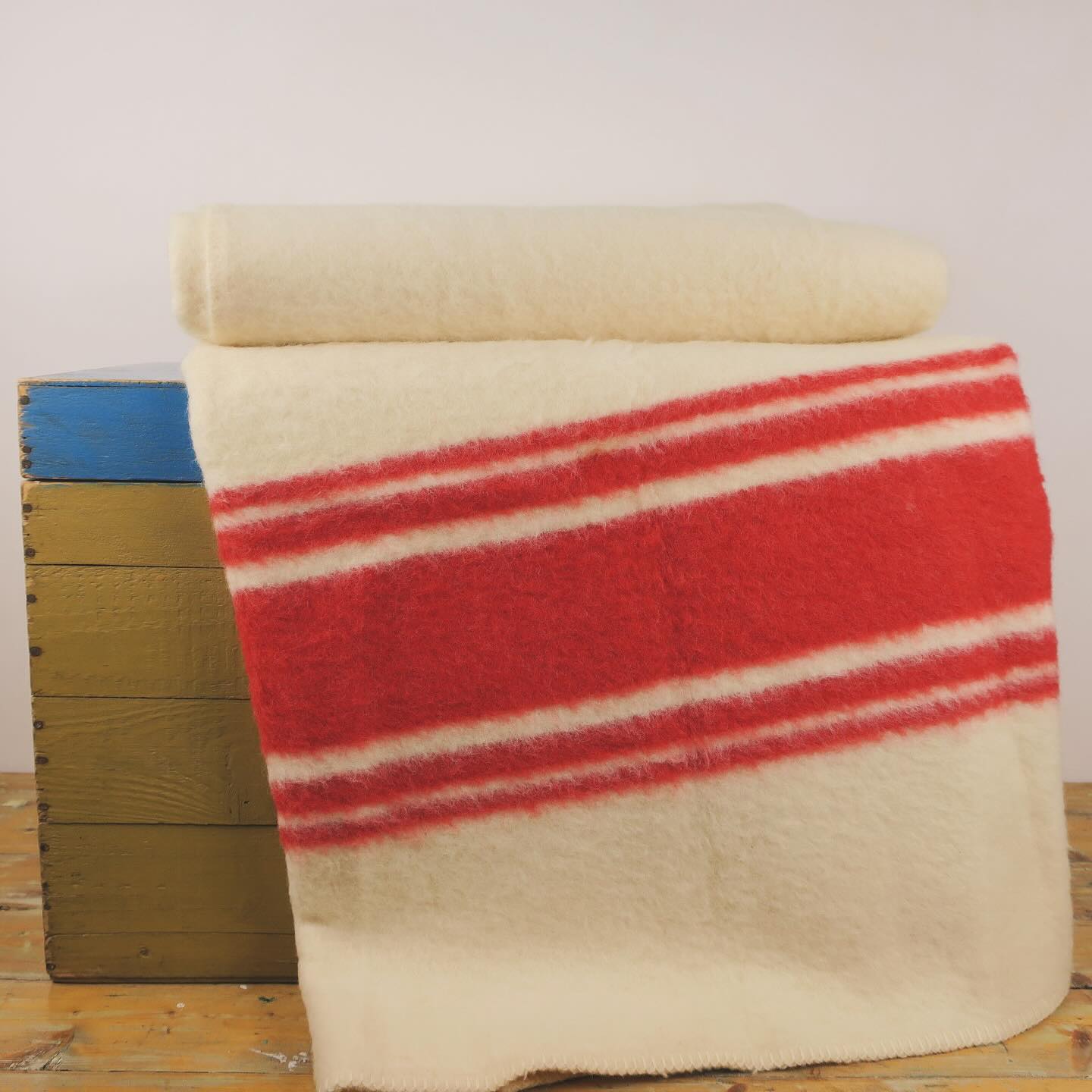 We love to find treasures and turn them into beautiful creations! 100% wool. Made in holland🤍🐑 Soft textures, stunning prints, and yes even those little worn spots and tiny holes! We just snip around them ✂️
#slowfashion #upcycledstyle #vintageblankets #sustainableliving #handmadewithlove #perfectlyimperfect #textilelove #creativeprocess